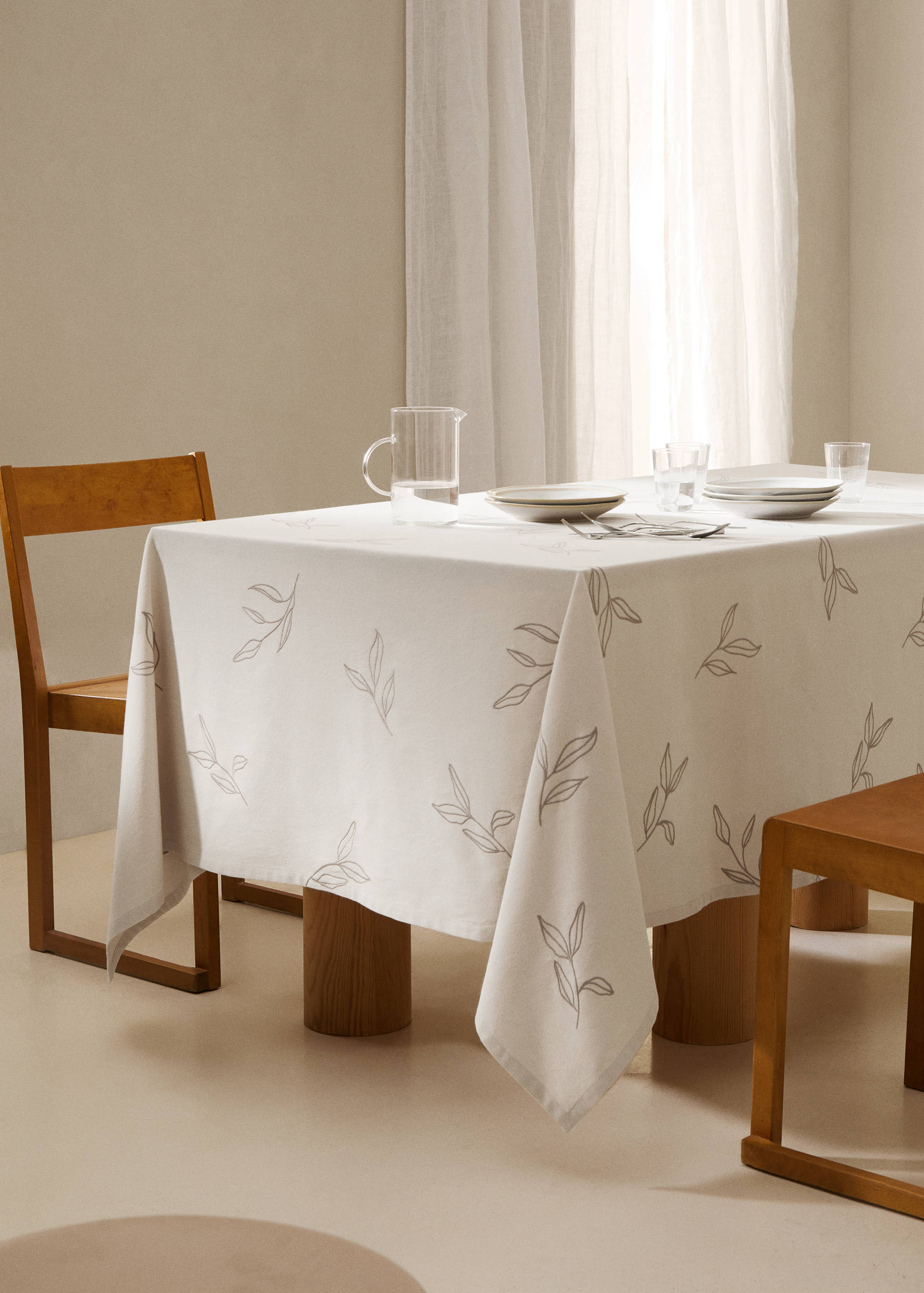 Nappe en coton brodé feuilles pour 6 à 8 convives - Plan général