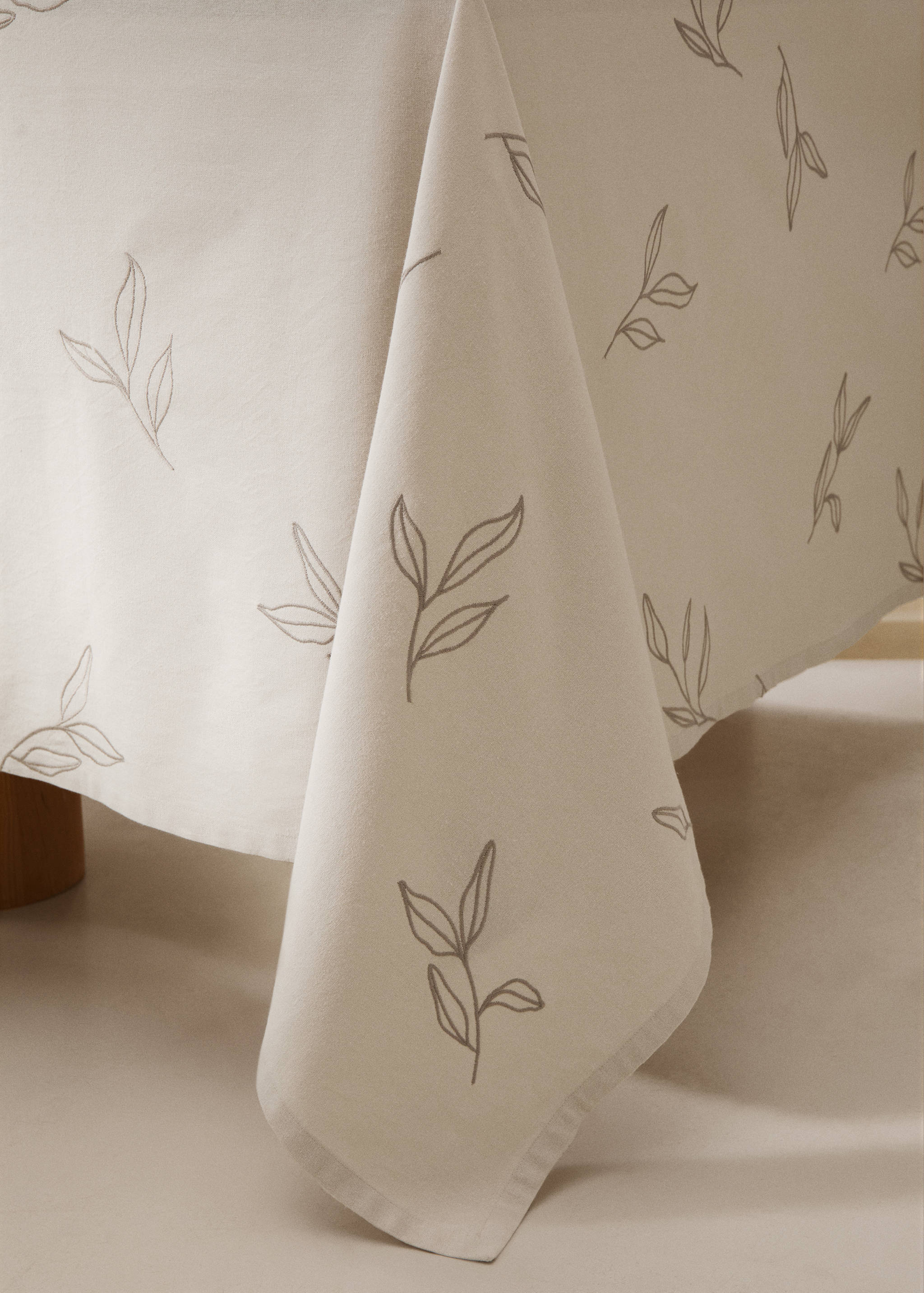 Nappe en coton brodé feuilles pour 6 à 8 convives - Détail de l'article 8