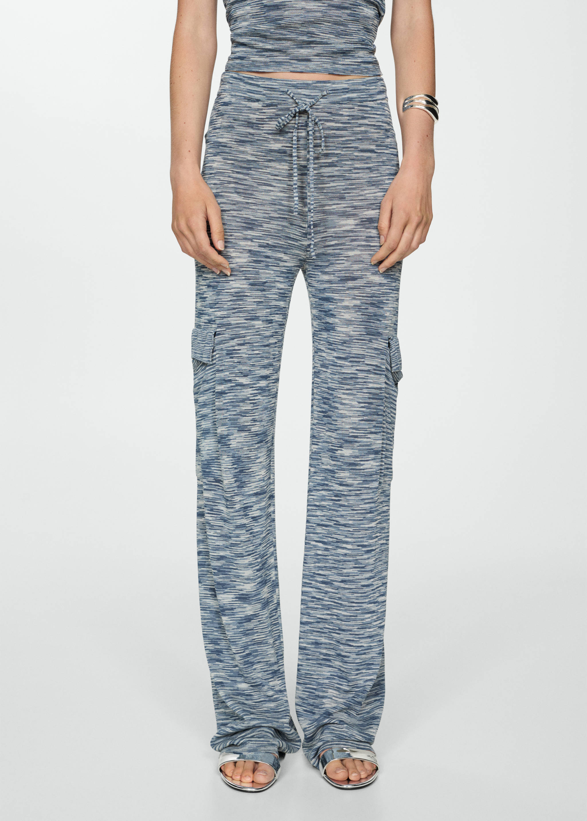 Трикотажные брюки с карманами карго - Средний план