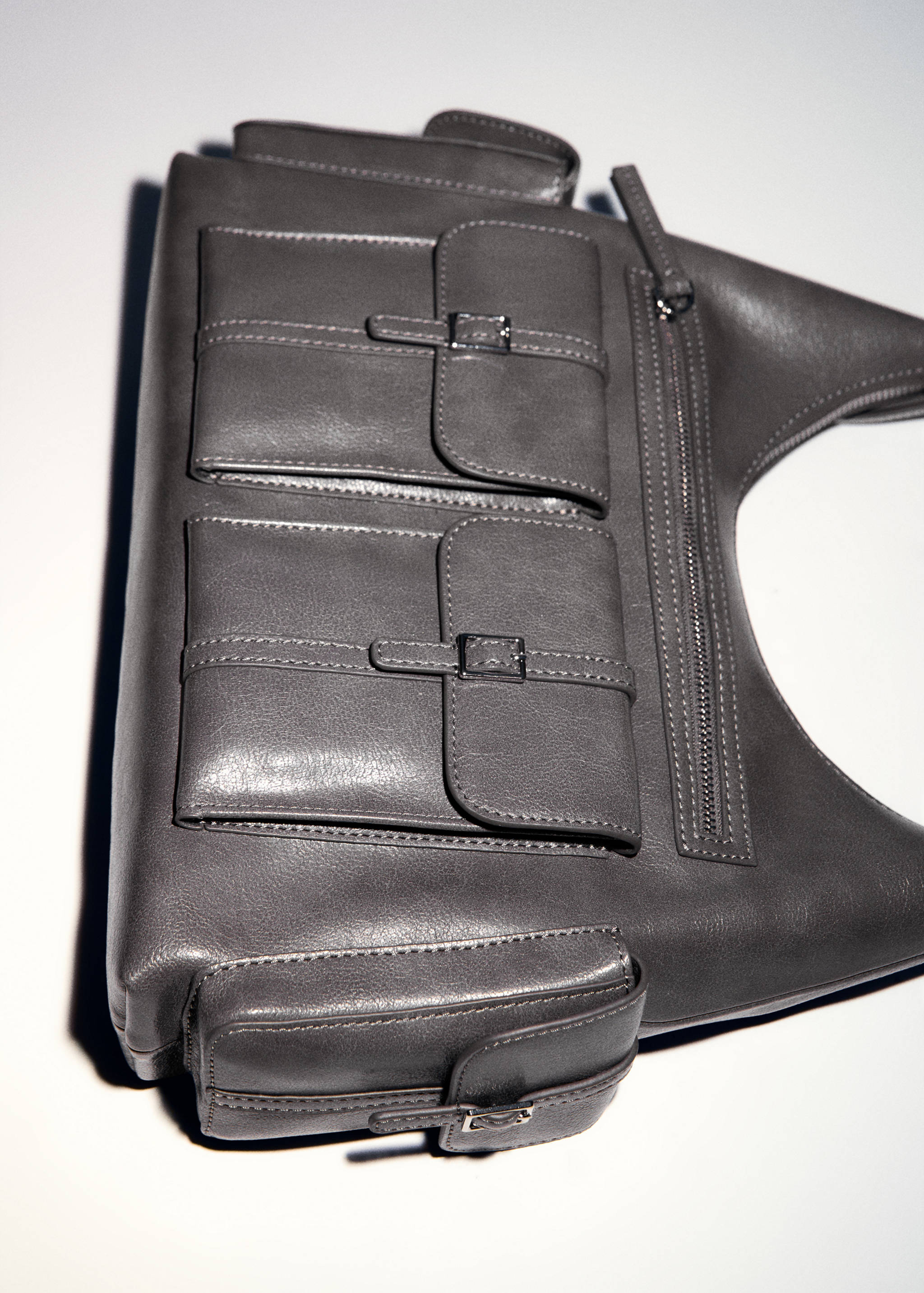 Shoulder bag with cargo pockets - Details of the article 5