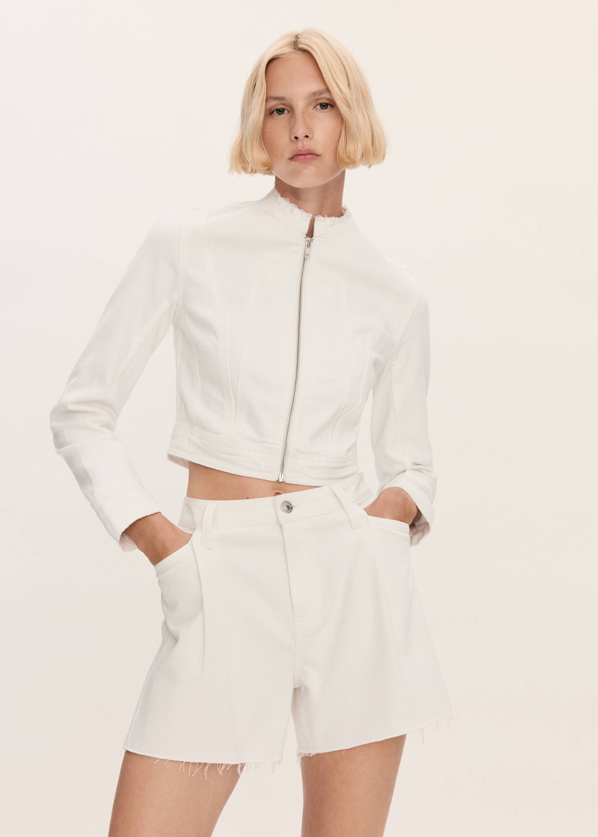 Denim shorts with frayed hem - Medium plane