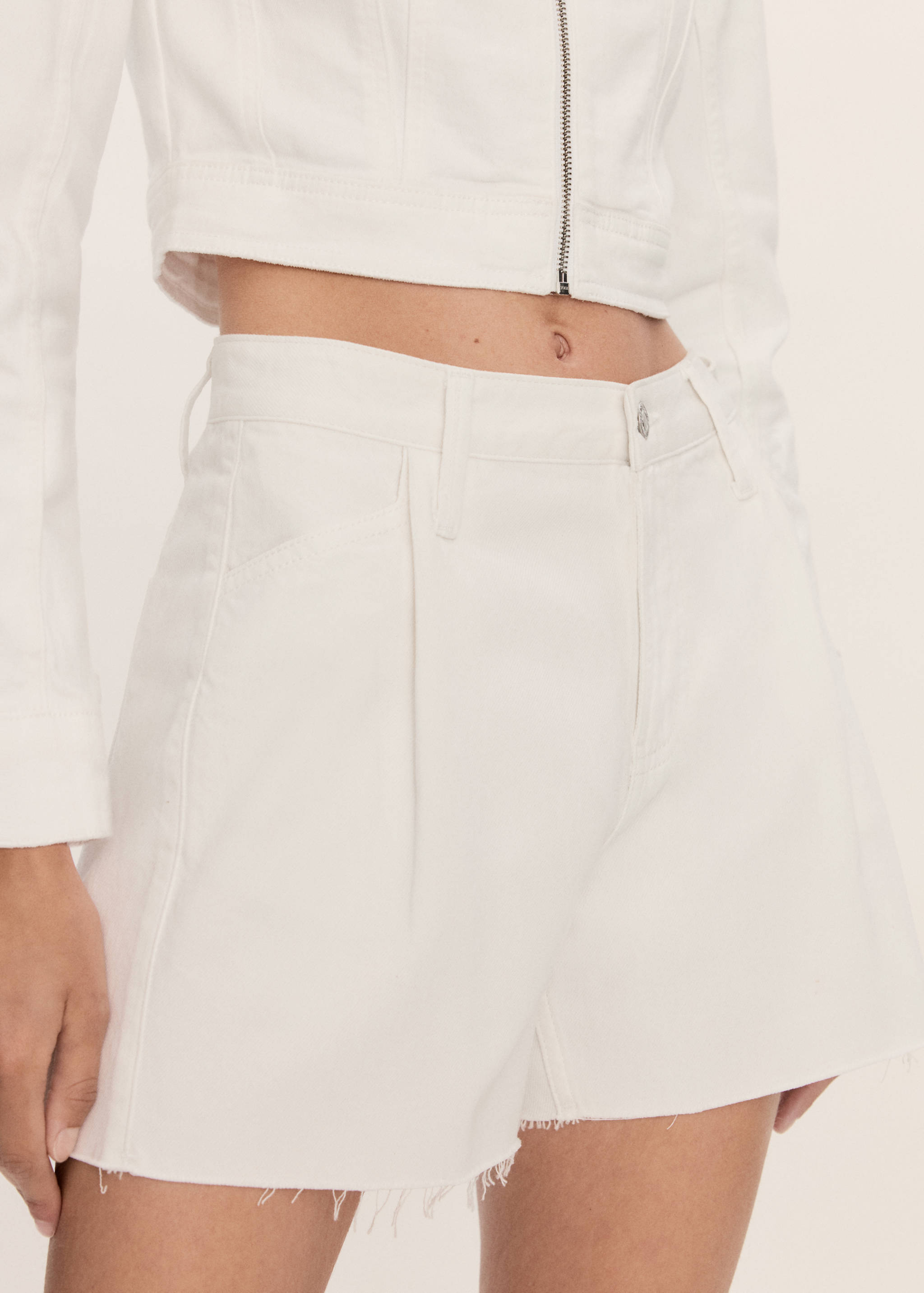 Denim shorts with frayed hem - Details of the article 1