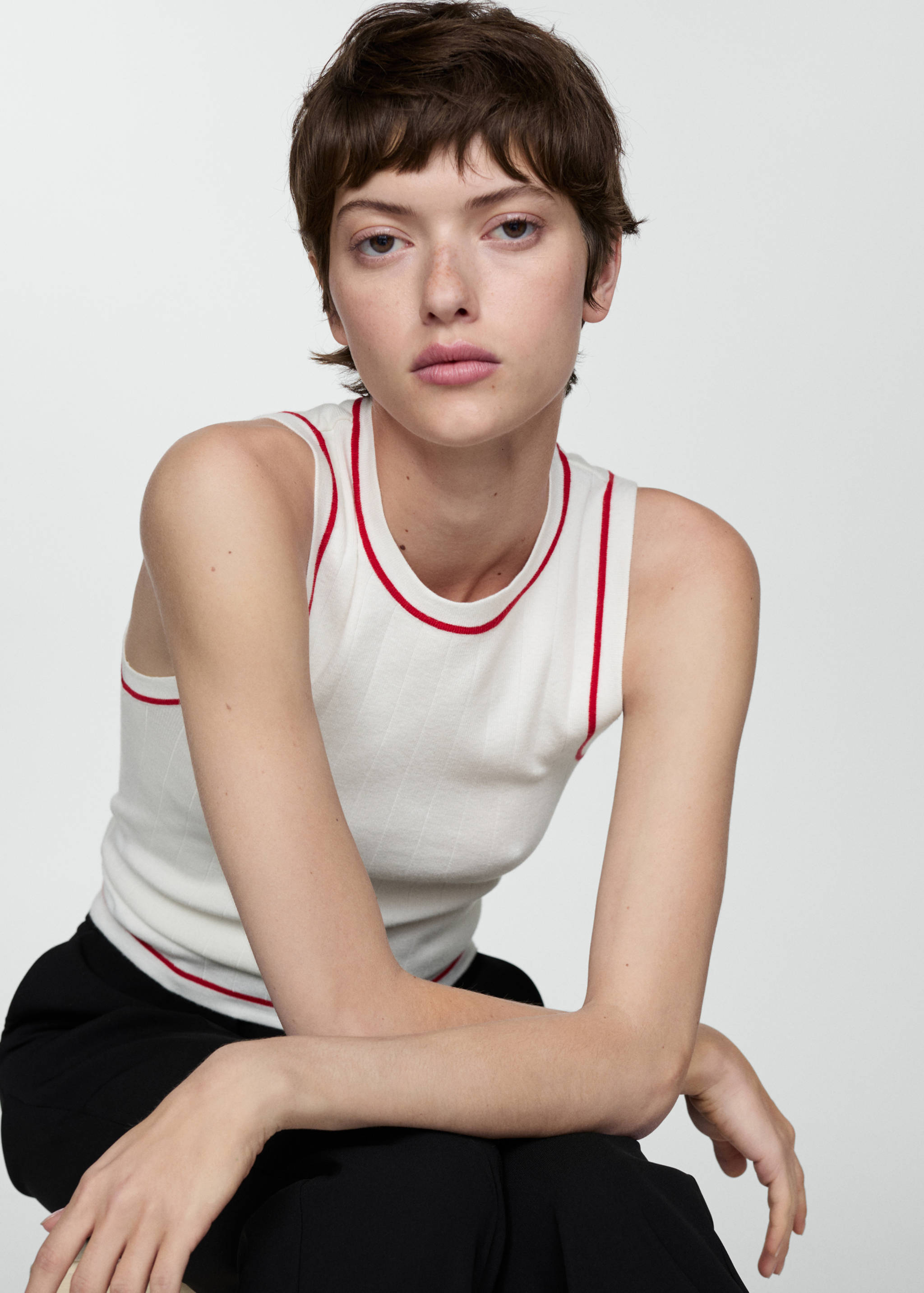 Knitted top with contrasting trim - Details of the article 2