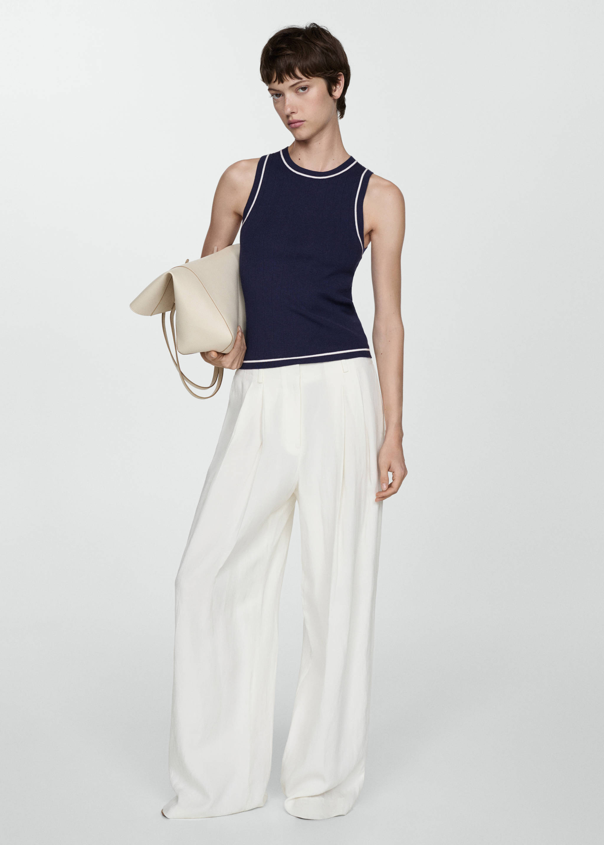 Knitted top with contrasting trim - General plane