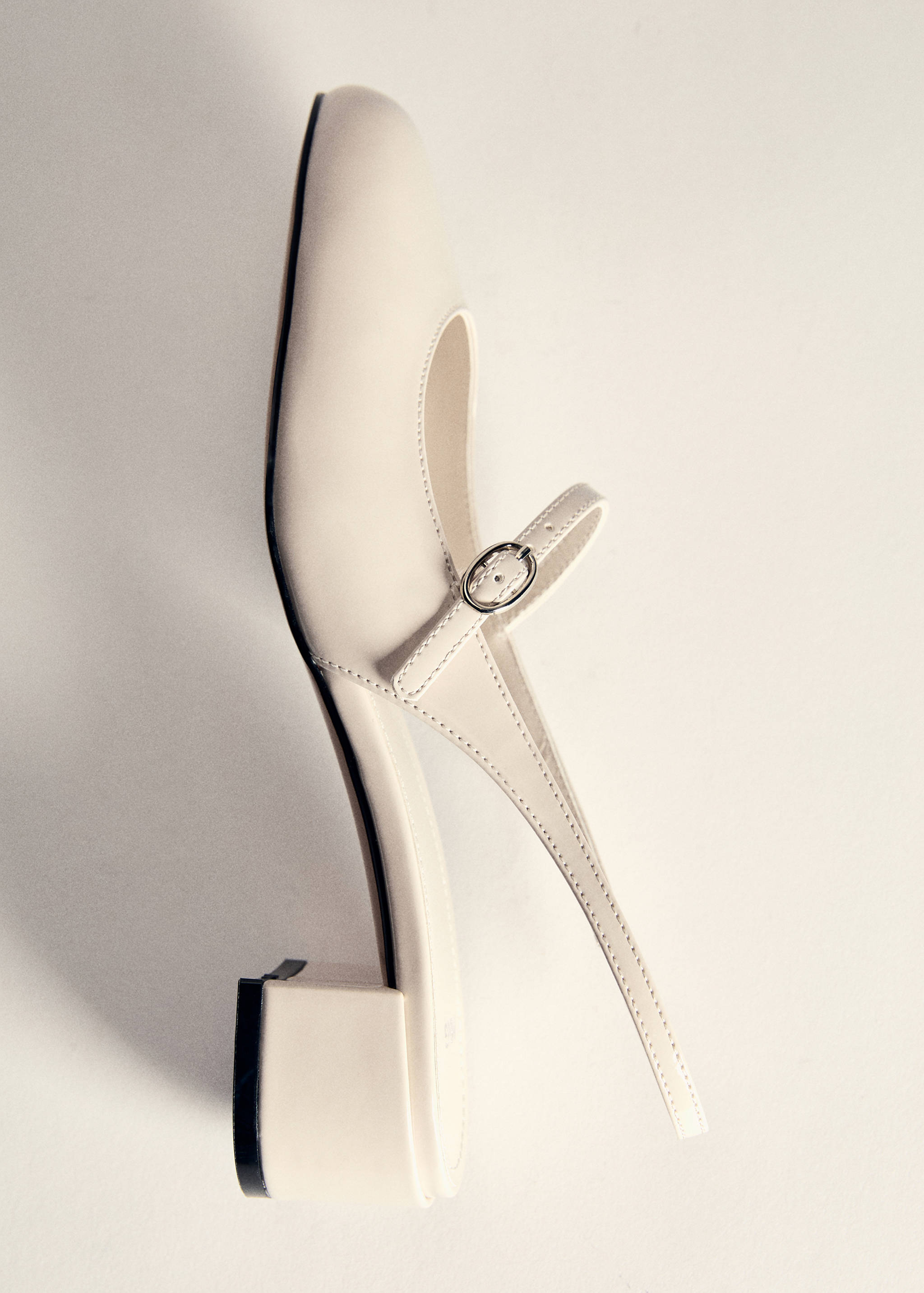 Heeled shoes with buckle - Details of the article 5