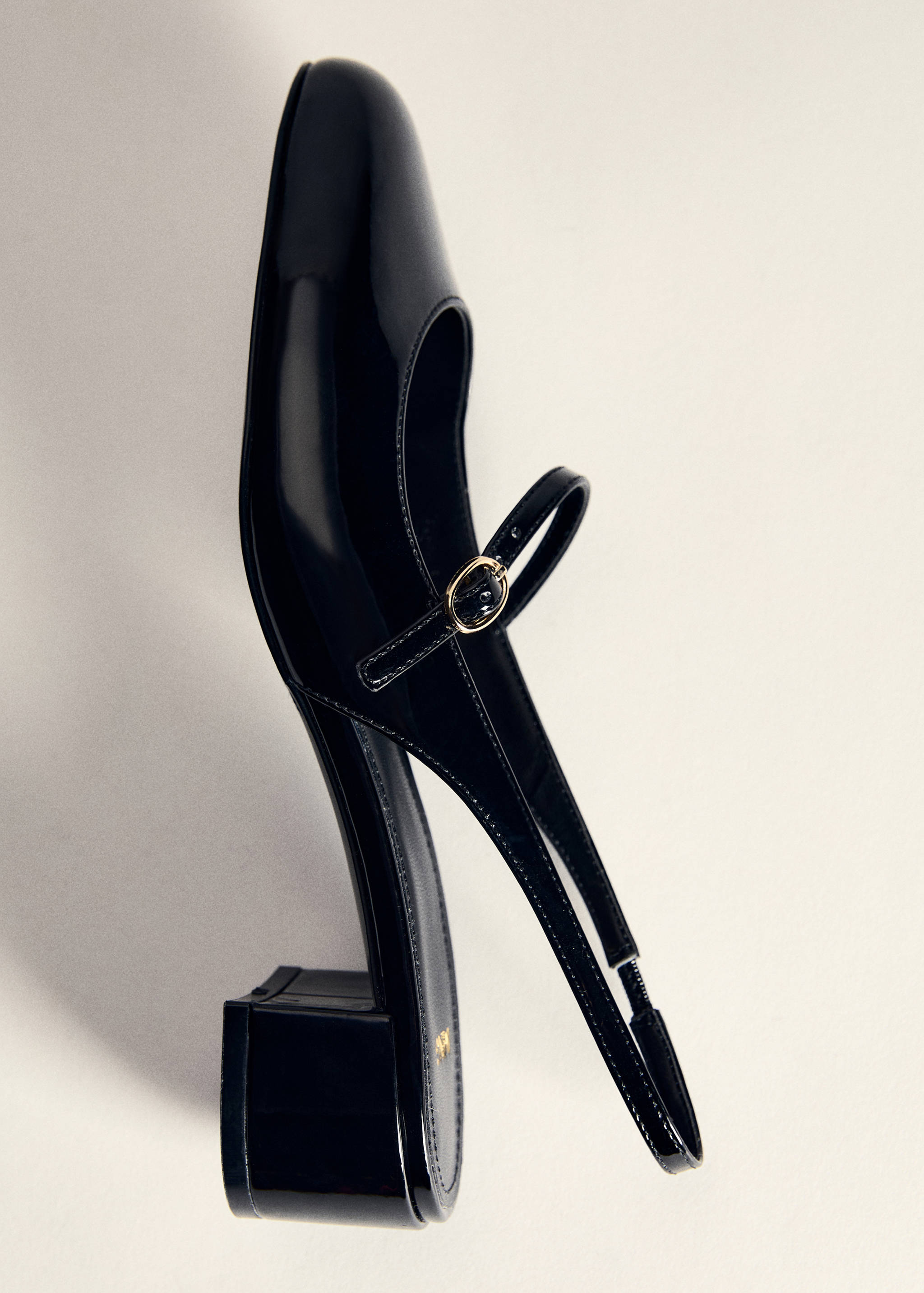 Heeled shoes with buckle - Details of the article 5