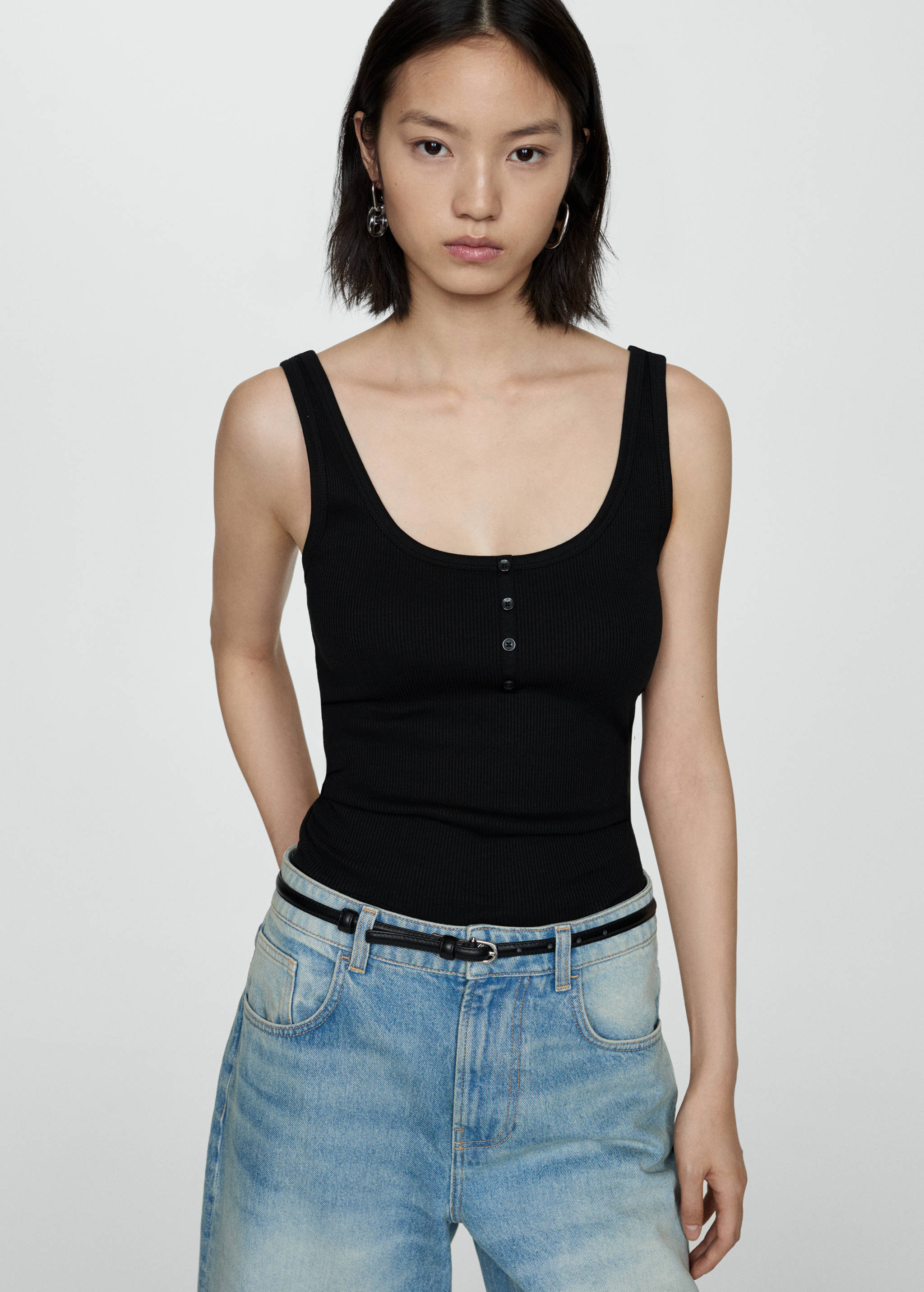 Топ на бретельках с пуговицами - Средний план