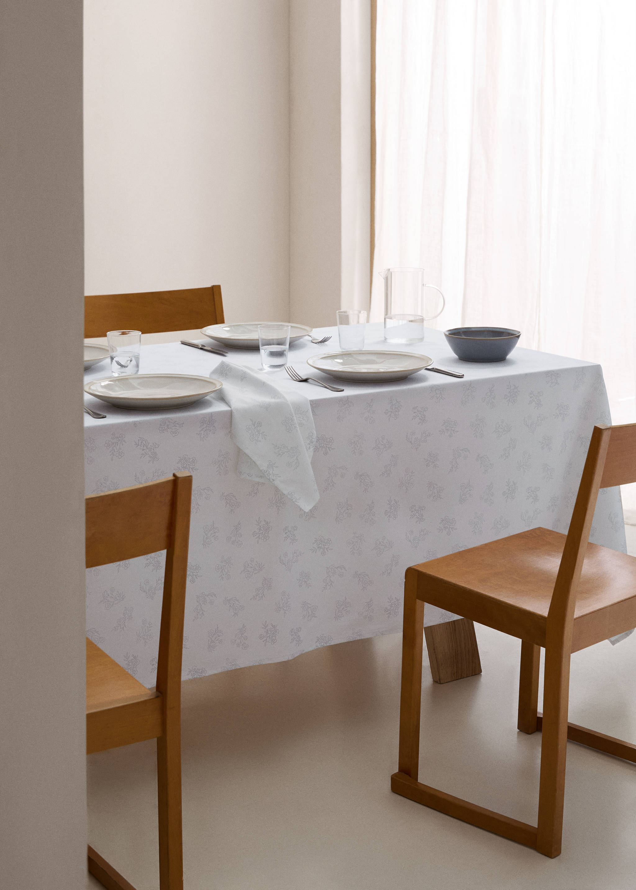 100% cotton tablecloth with floral design for 2 to 4 diners - General plane