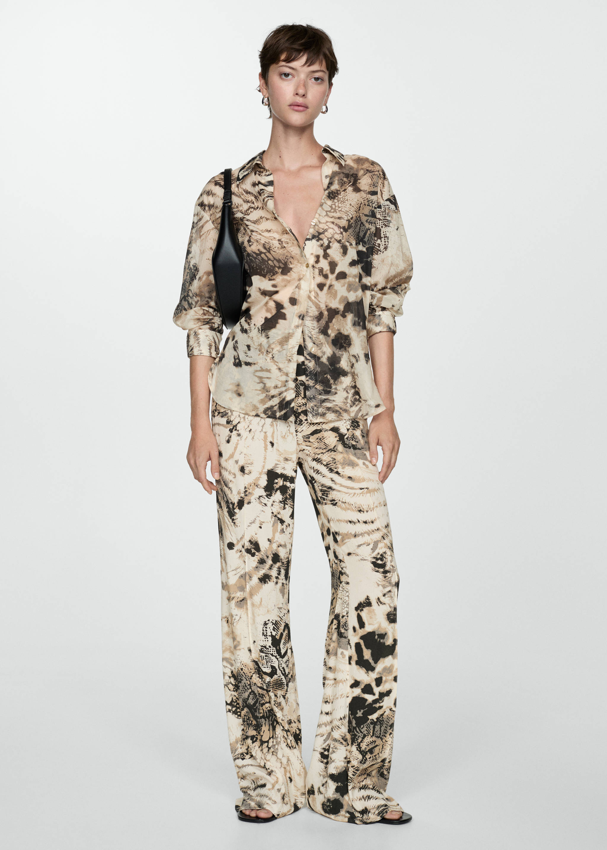 Camisa animal print semitransparente - Plano general
