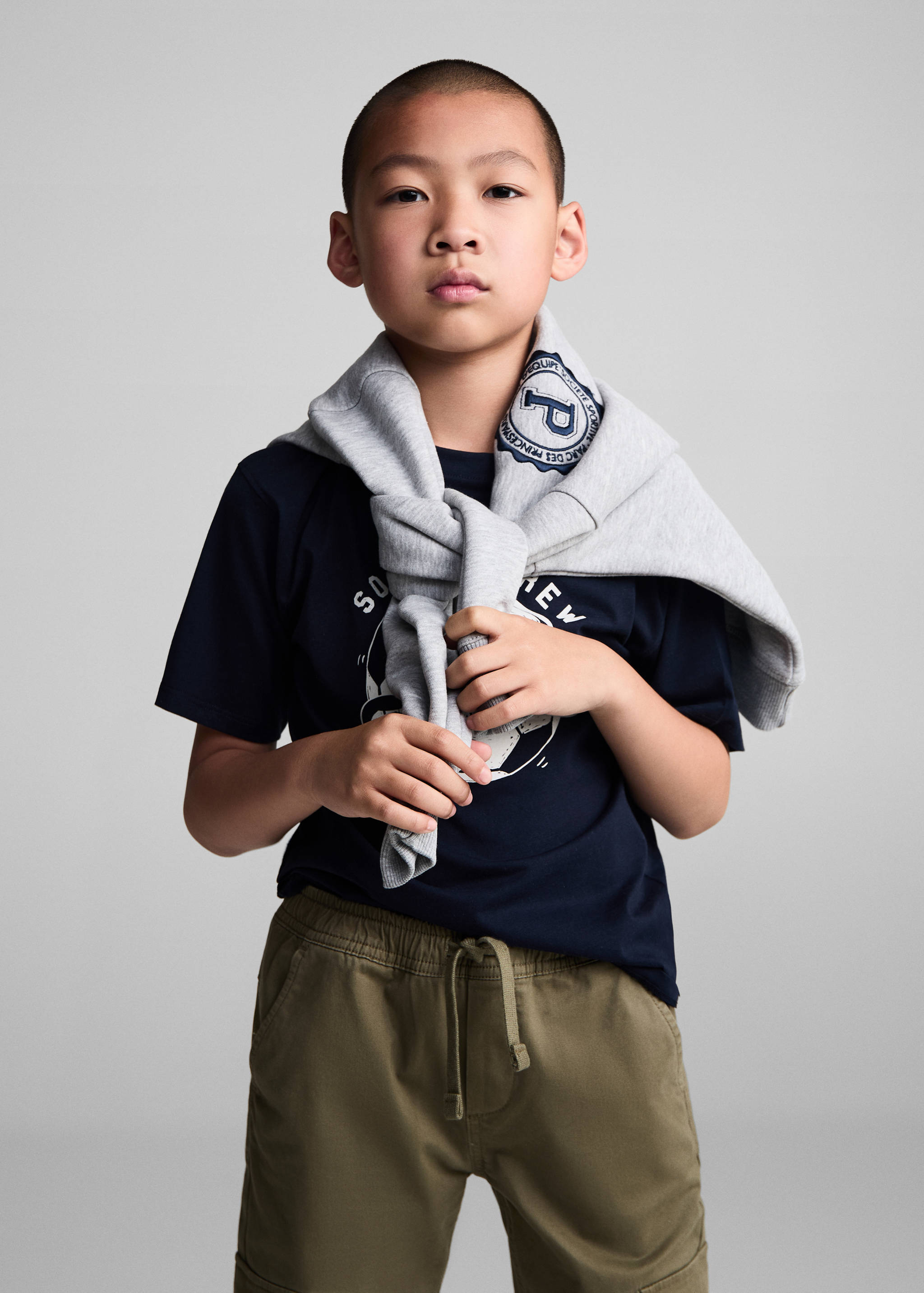 Брюки-джоггеры карго - Средний план