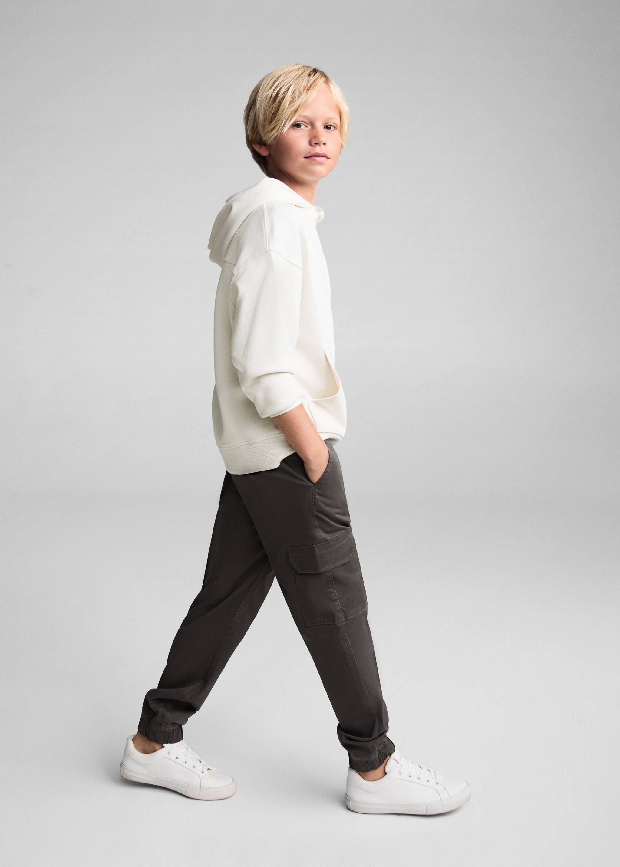 Брюки-джоггеры карго - Общий план