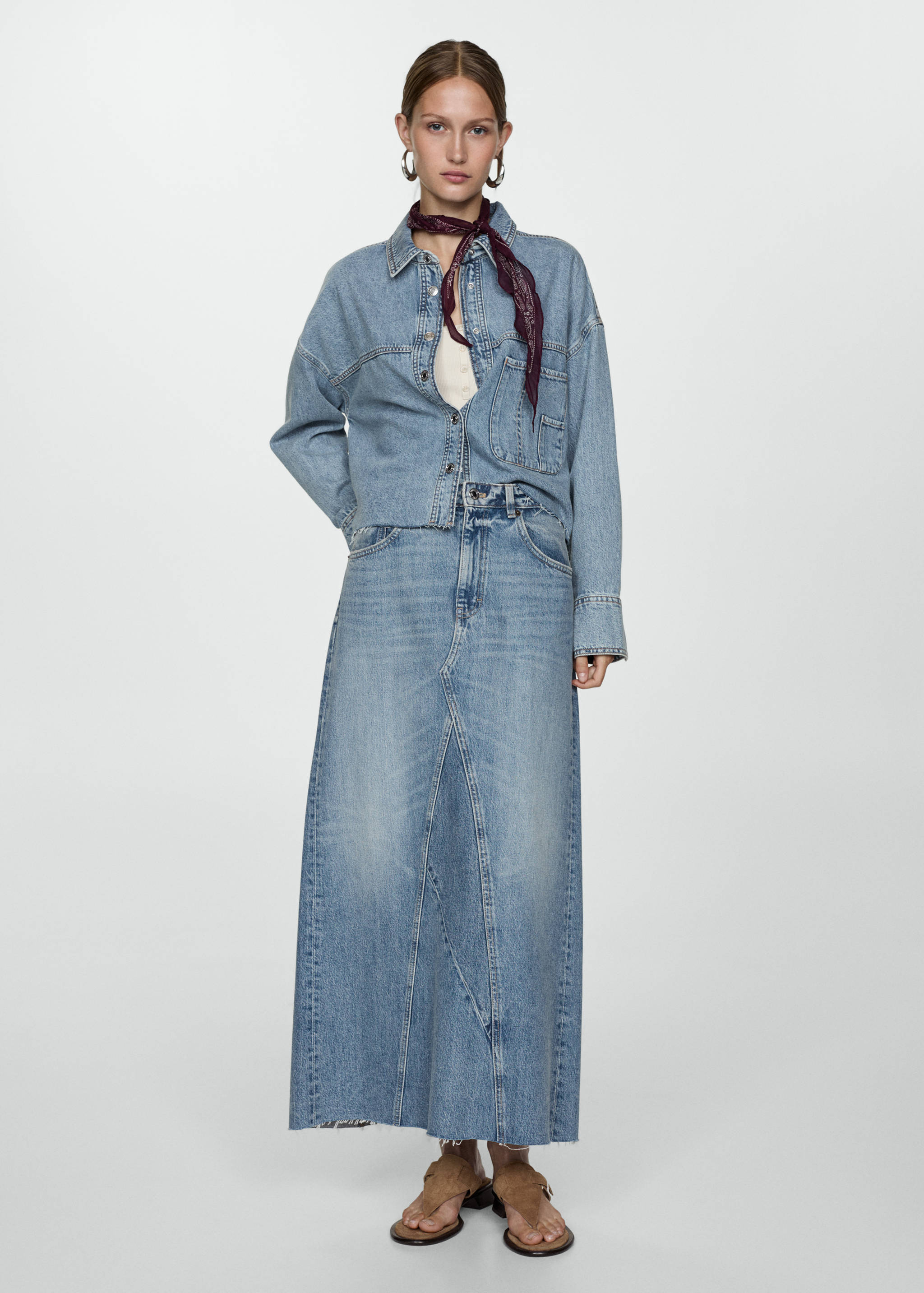 Верхняя рубашка из денима с необработанным низом - Общий план