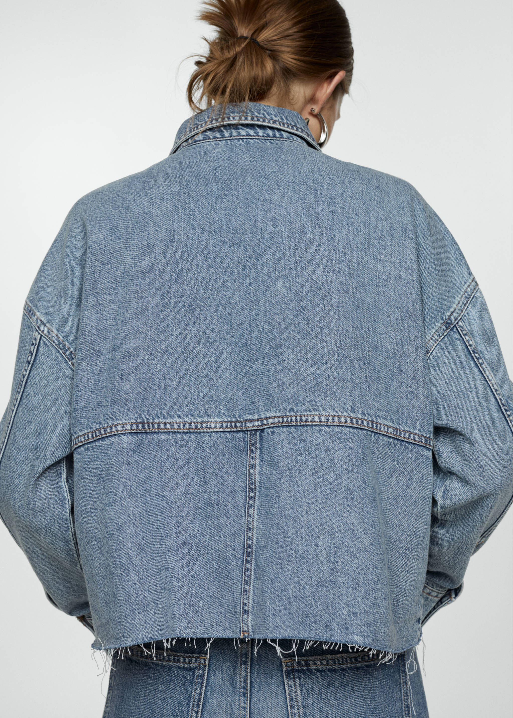 Верхняя рубашка из денима с необработанным низом - Обратная сторона изделия