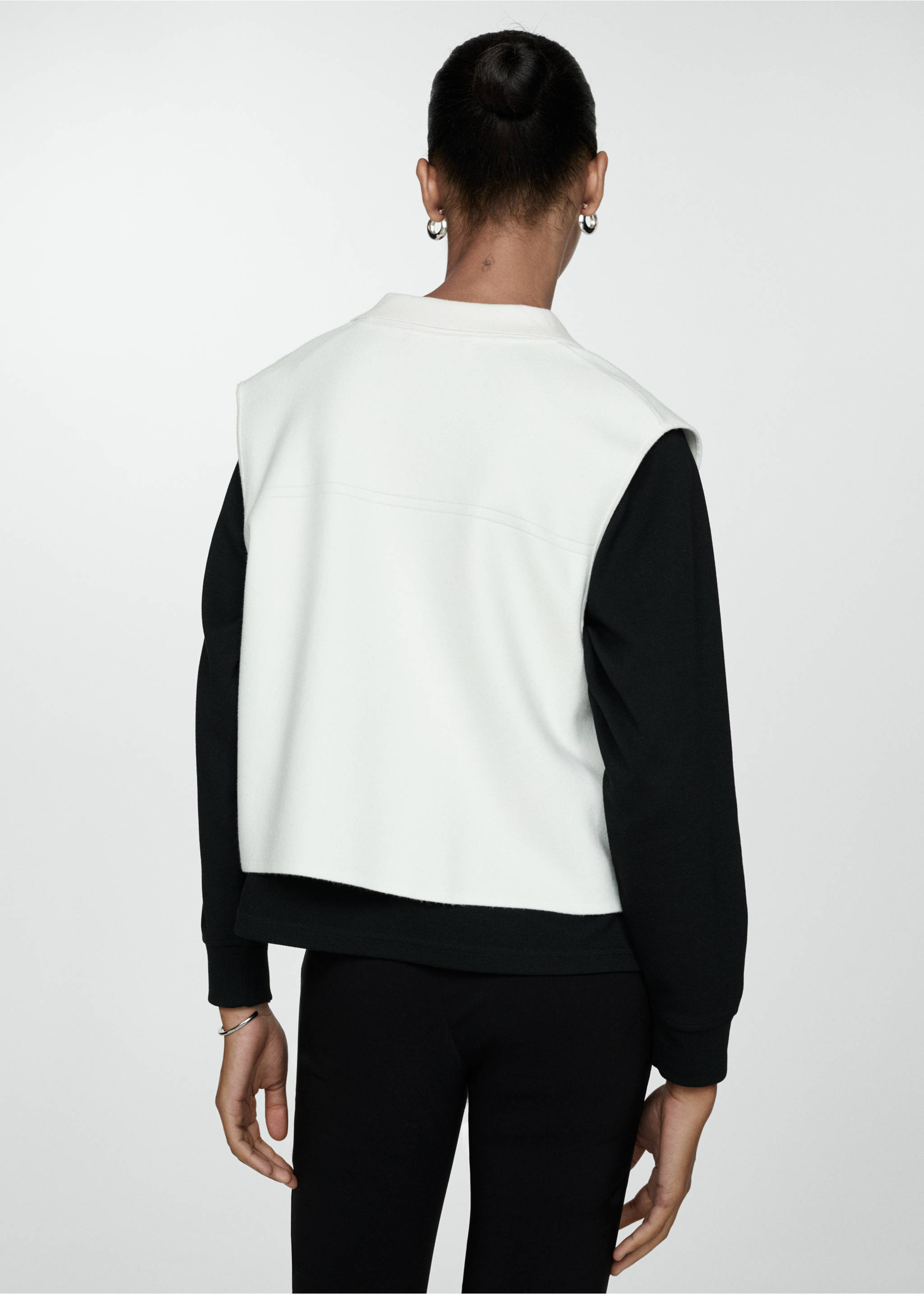 Knitted waistcoat with pockets - Reverse of the article, Ecru. Ref: 77054022-00.