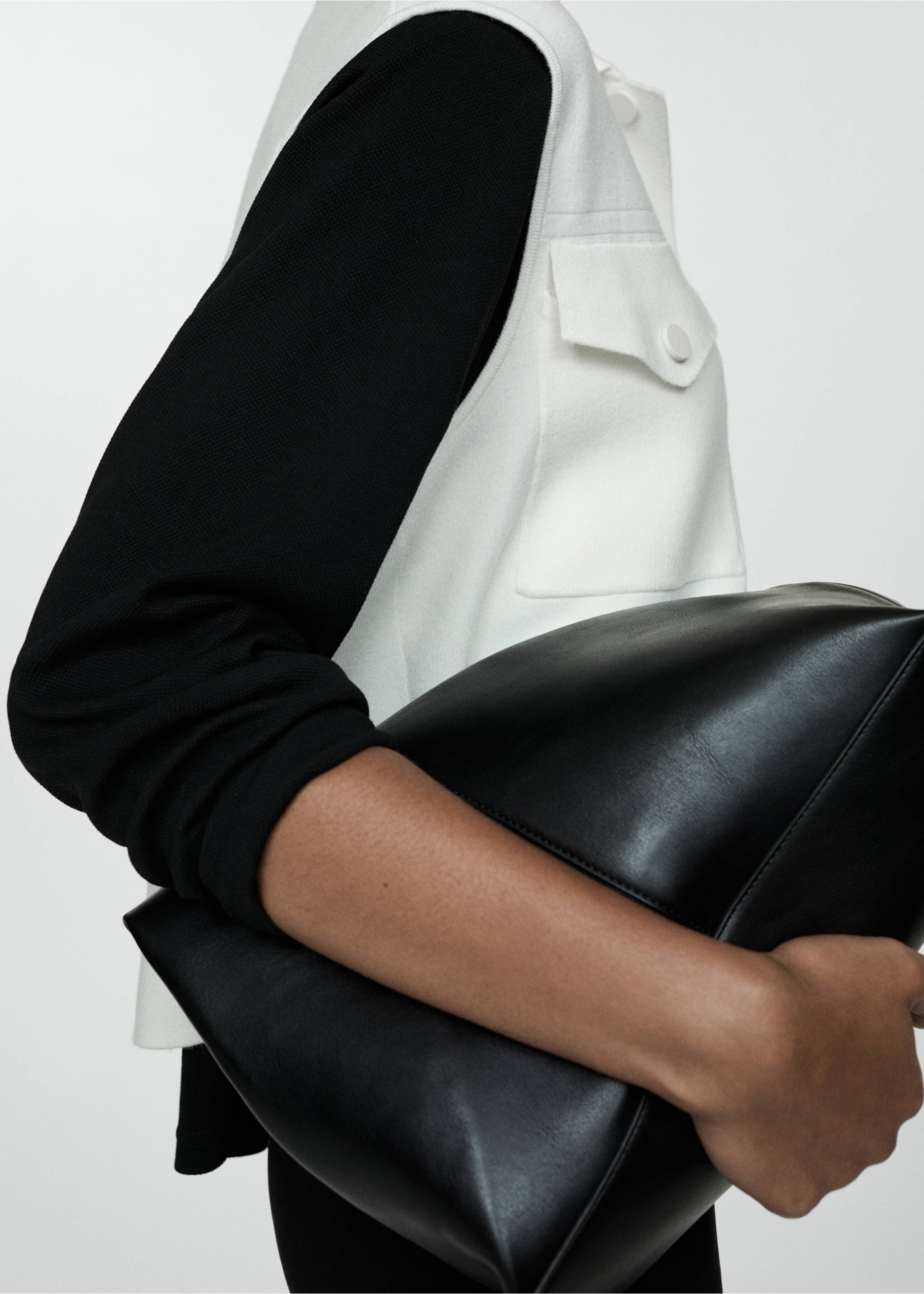 Knitted waistcoat with pockets - Details of the article 3, Ecru. Ref: 77054022-00.