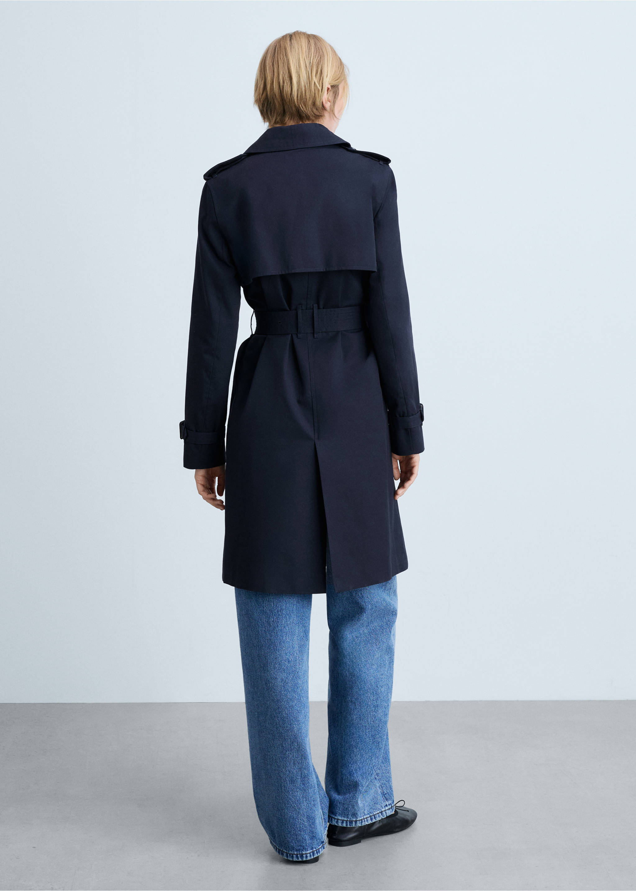 Classic trench coat with belt - Reverse of the article, Dark Navy. Ref: 77054028-00.
