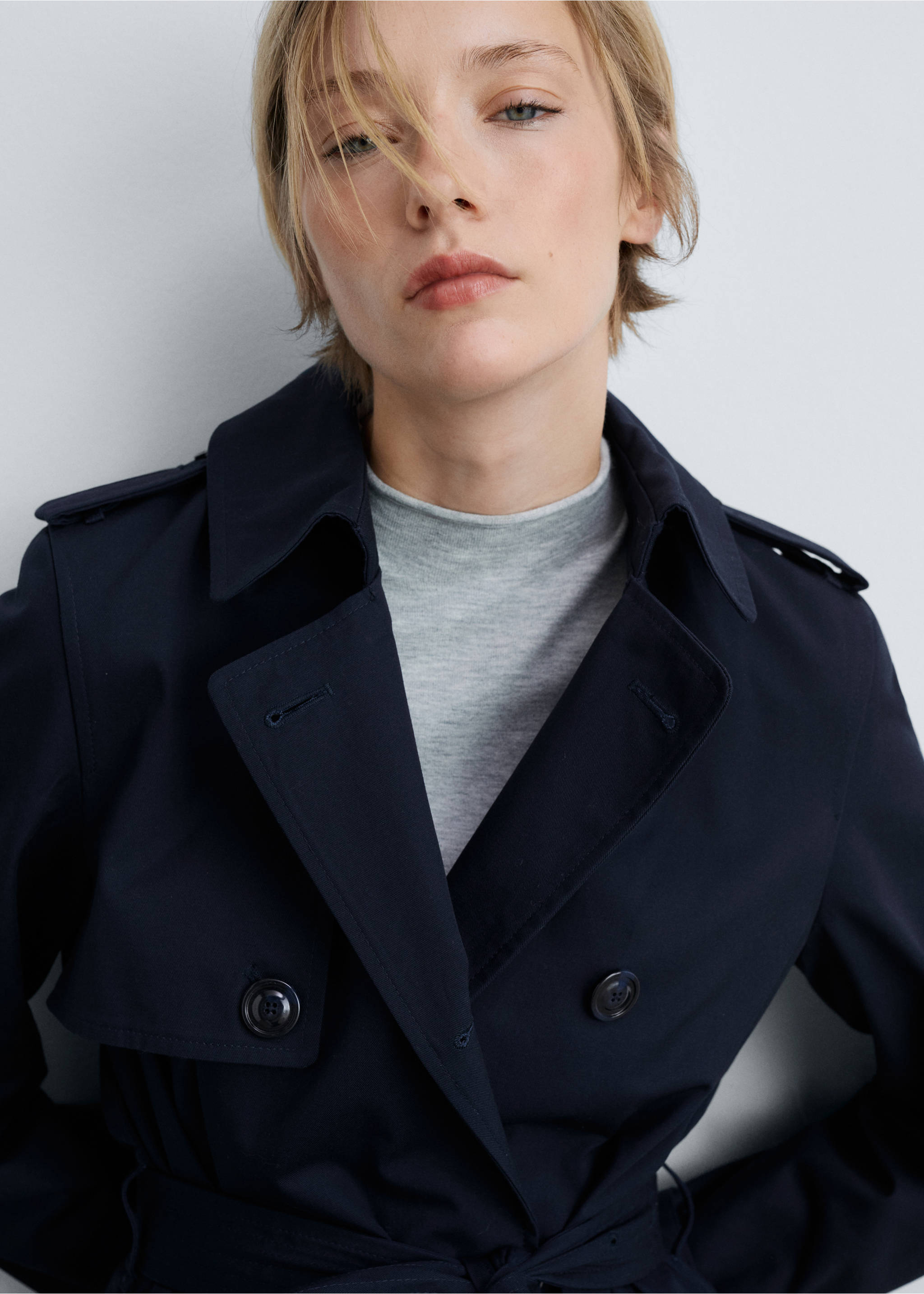 Classic trench coat with belt - Details of the article 1, Dark Navy. Ref: 77054028-00.