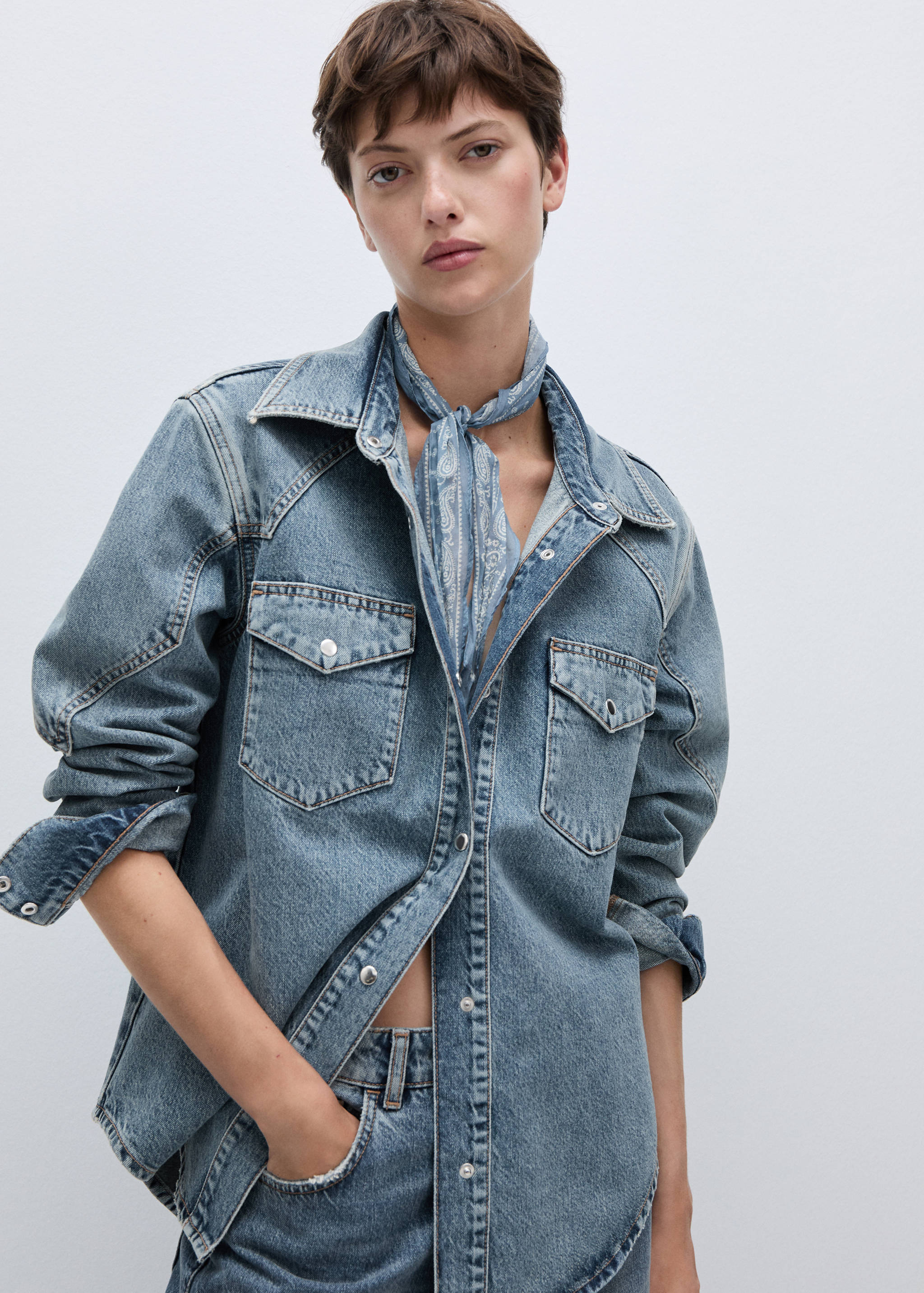 Surchemise jean poches - Plan moyen