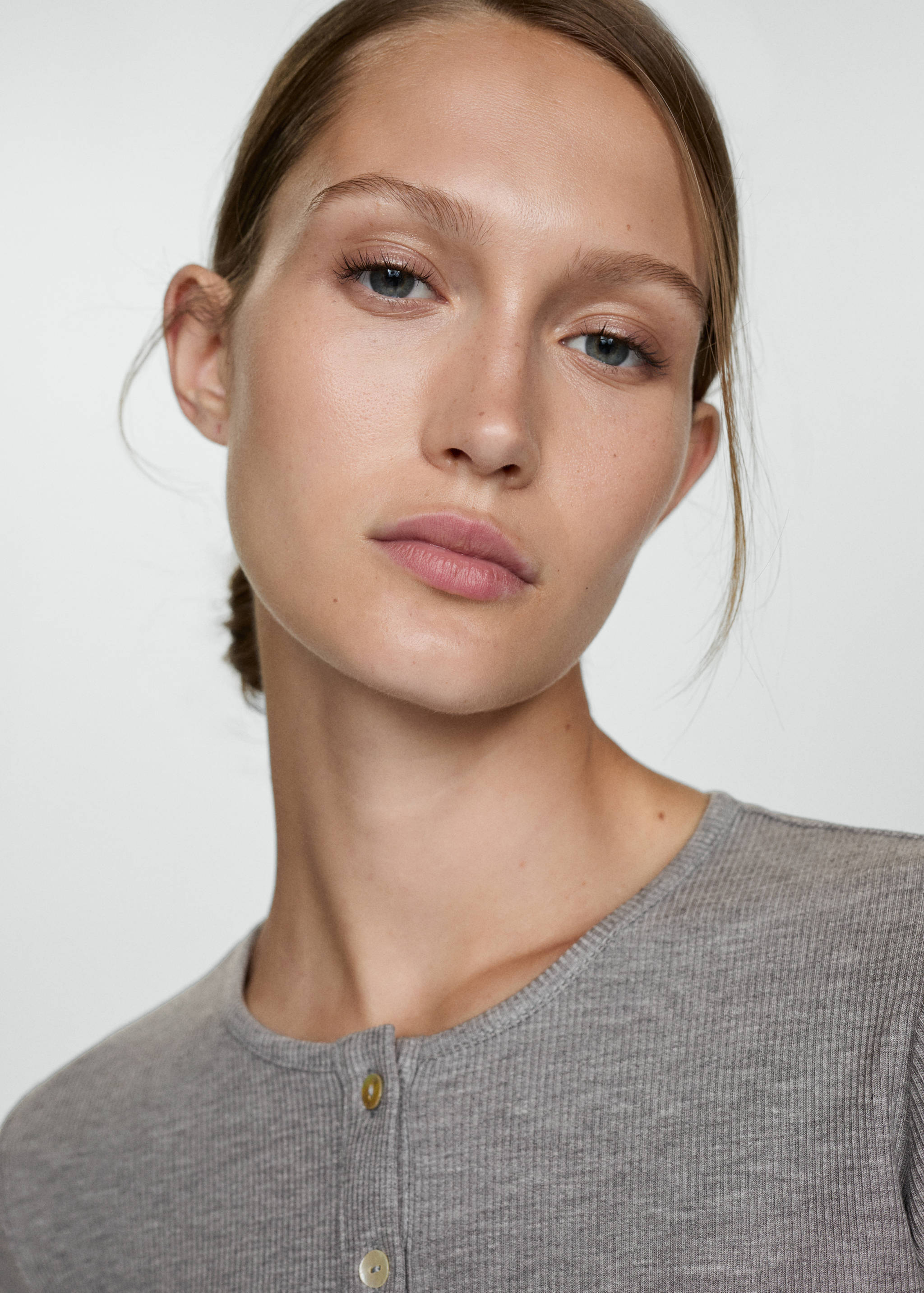 تي شيرت من اللايوسل بأزرار - تفاصيل المنتج 1