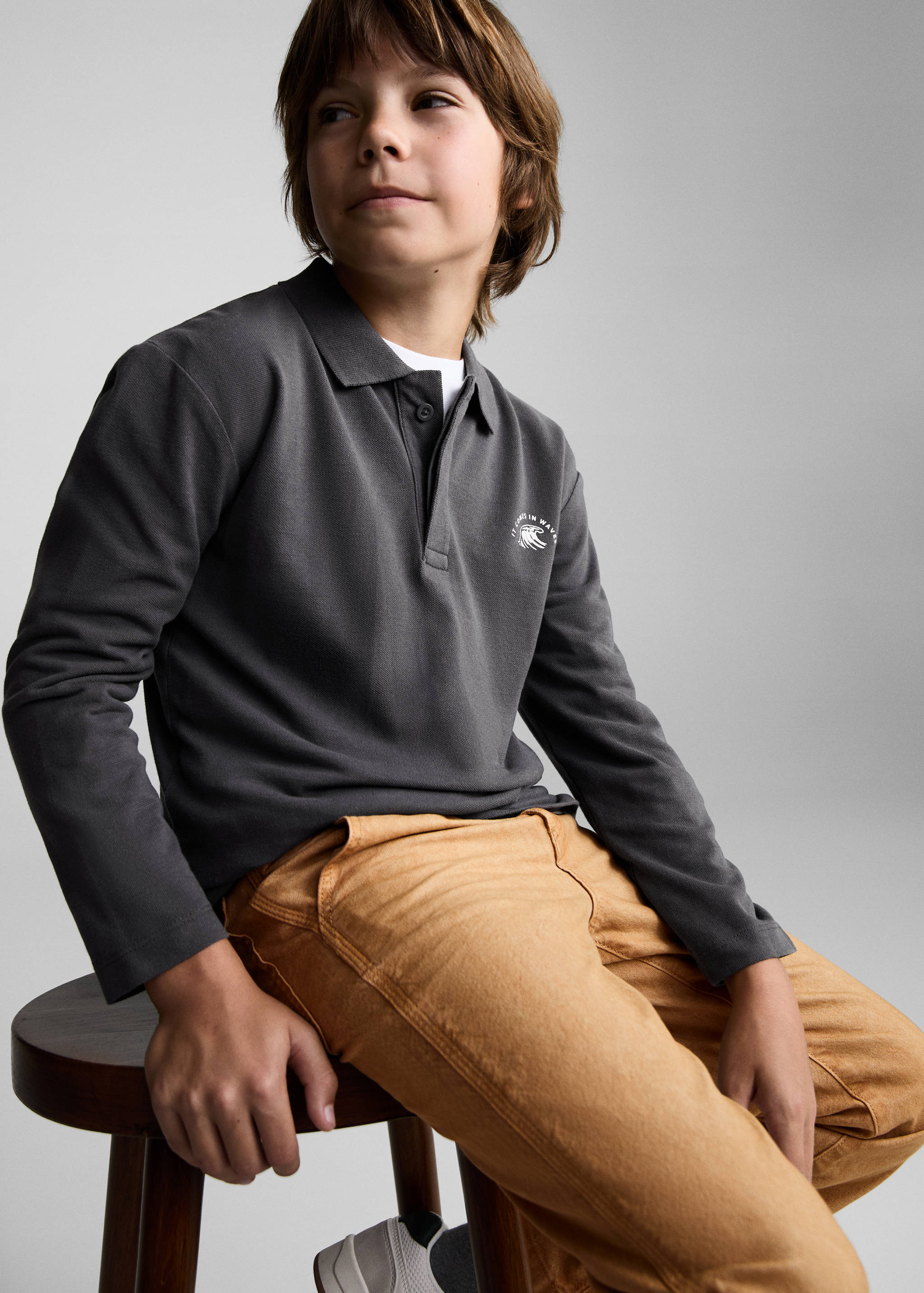 Polo detalle bordado - Plano medio