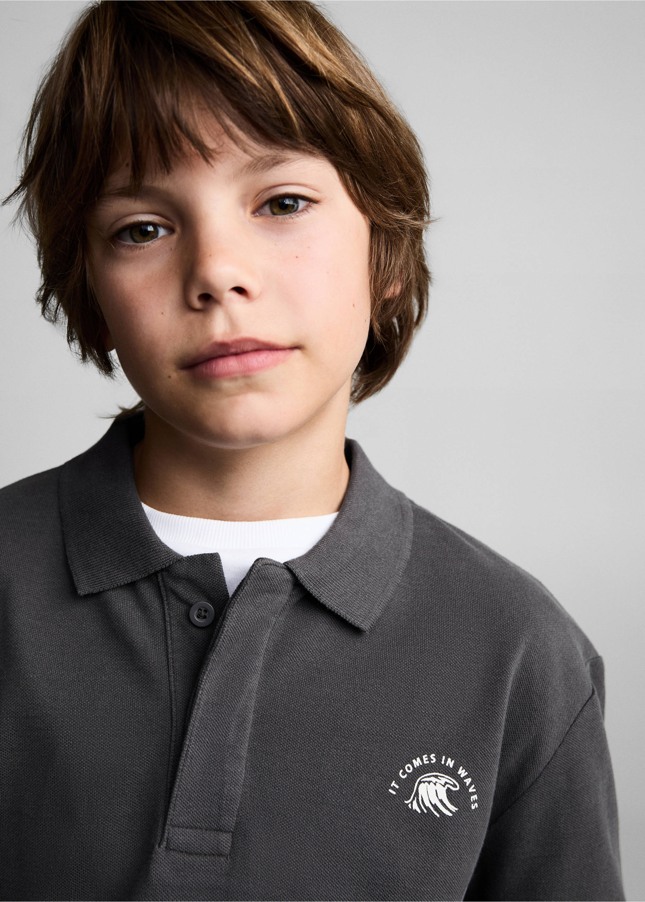 Polo shirt with embroidered detail - Details of the article 1, Charcoal. Ref: 77054764-00.