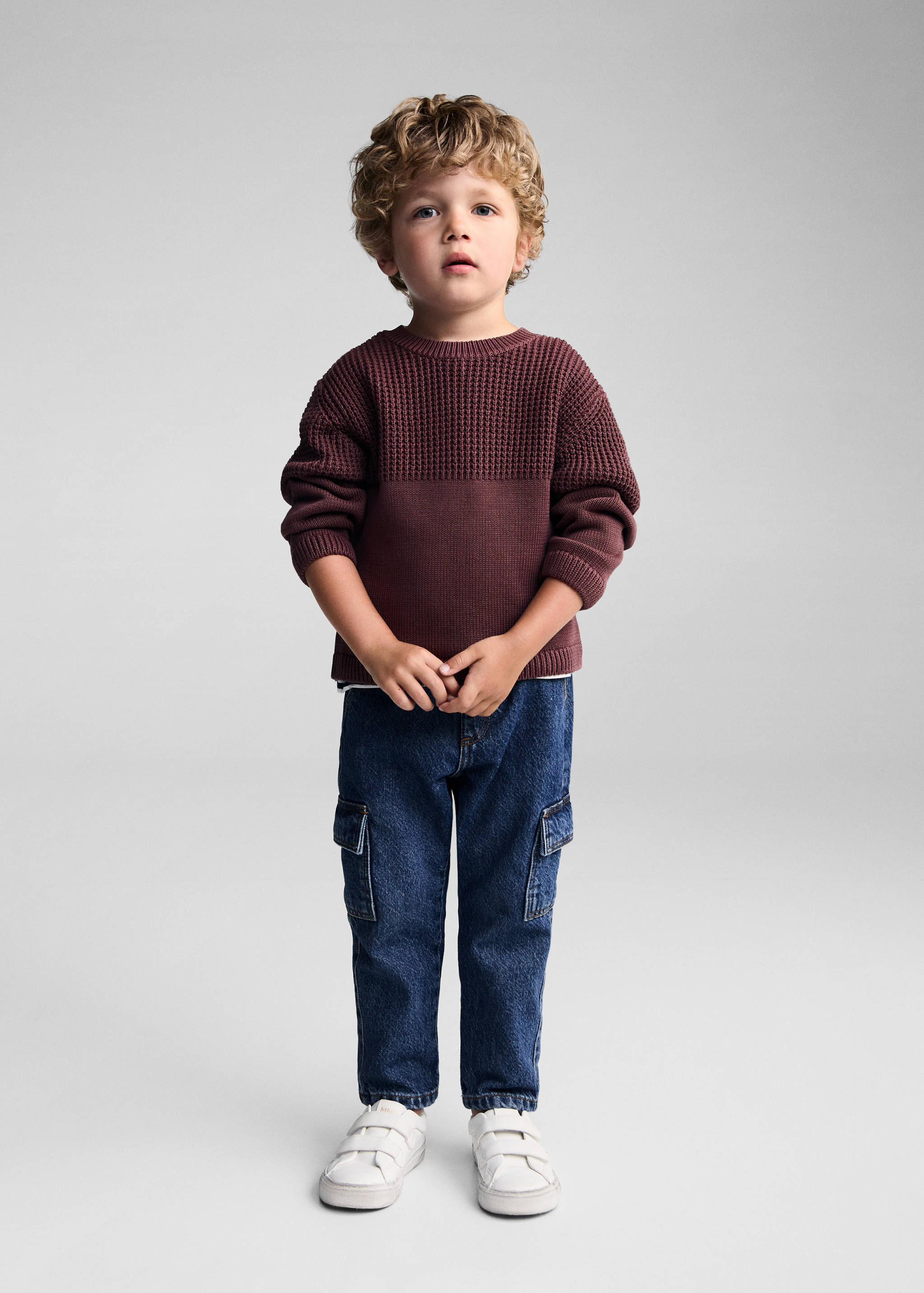 Contrasting knit sweater - General plane