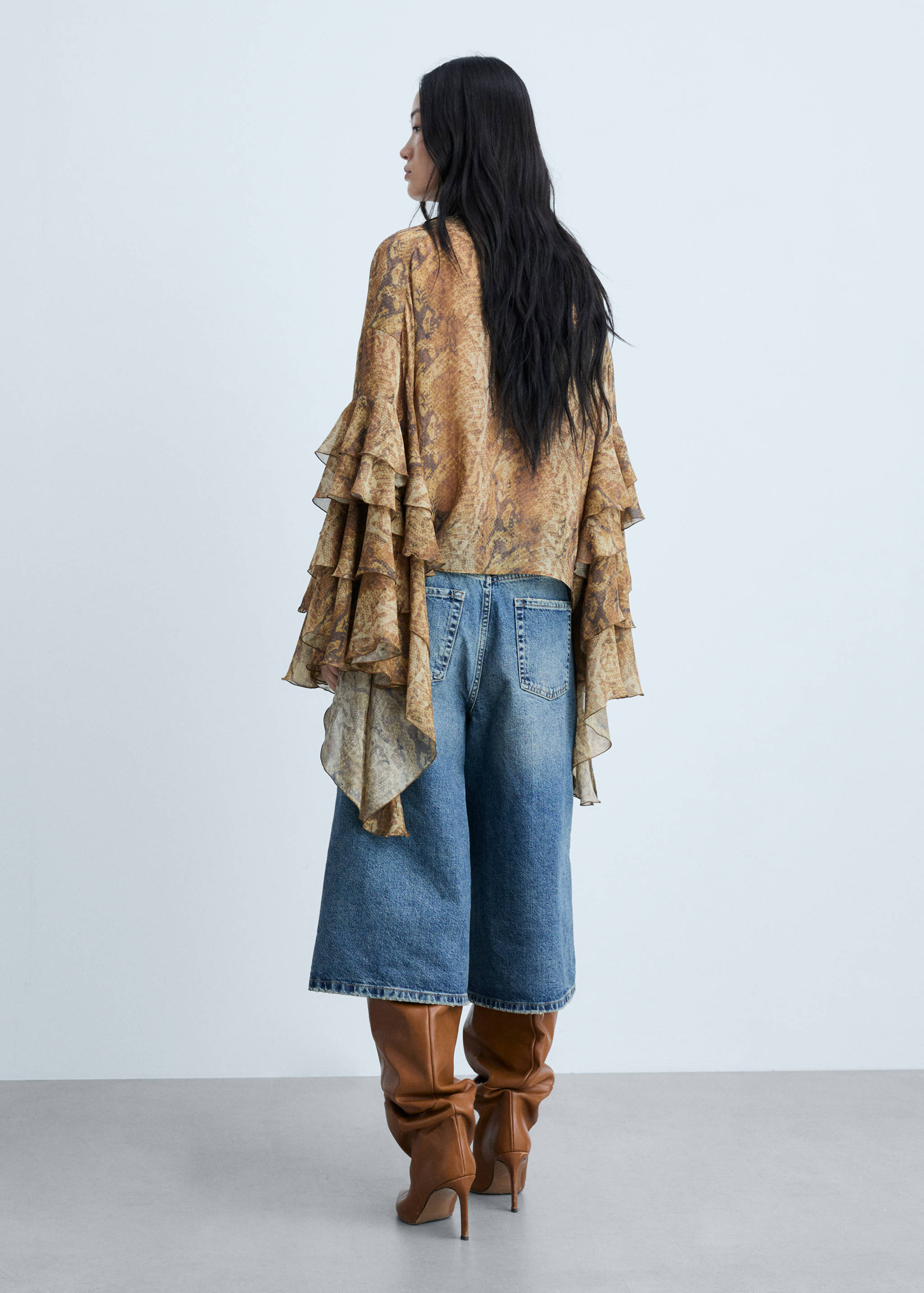 Ruffle blouse with snake print - Reverse of the article