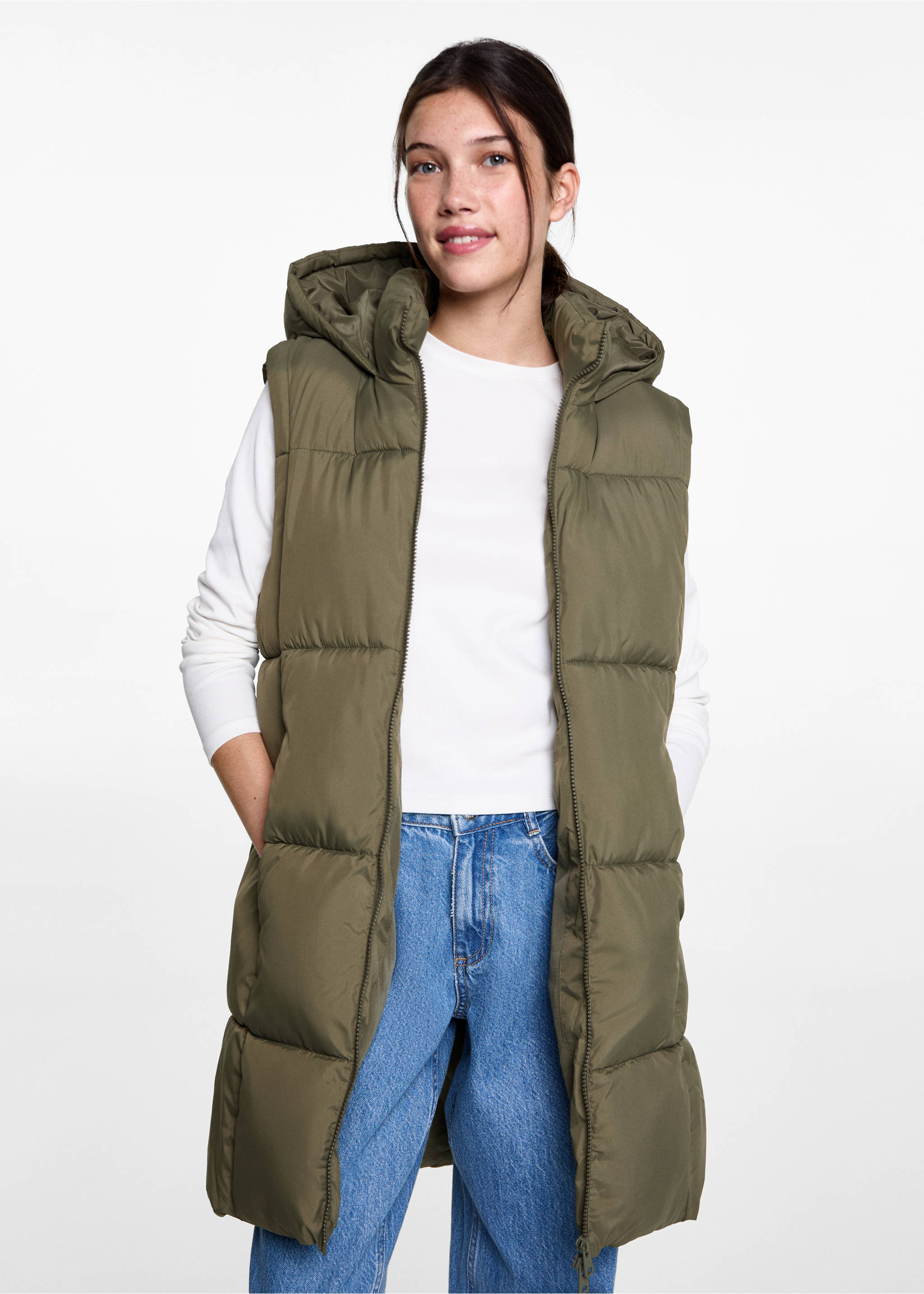 Gilet matelassé à capuche - Plan moyen, Kaki. Ref: 77055637-00.