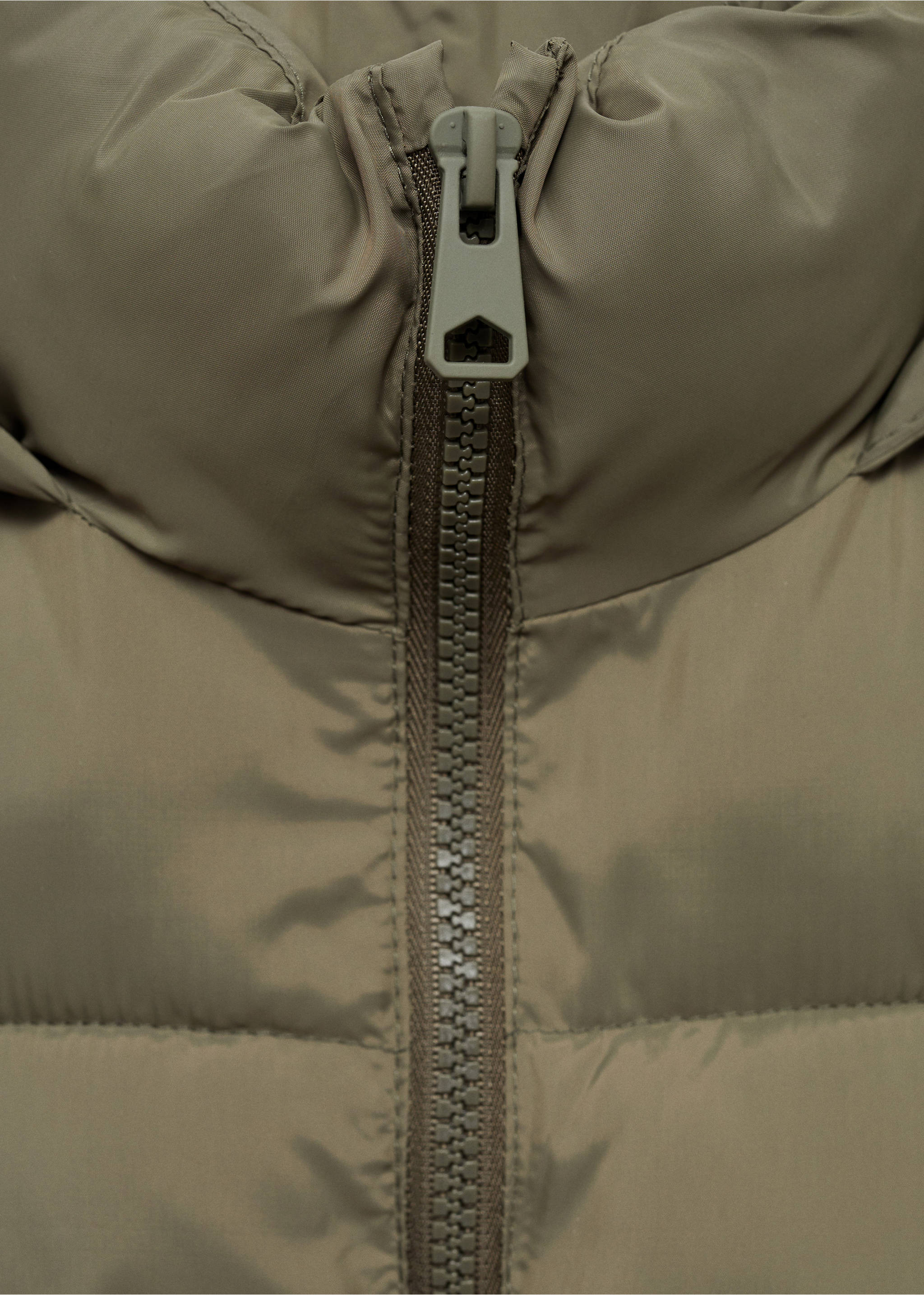 Gilet matelassé à capuche - Détail de l'article 8, Kaki. Ref: 77055637-00.