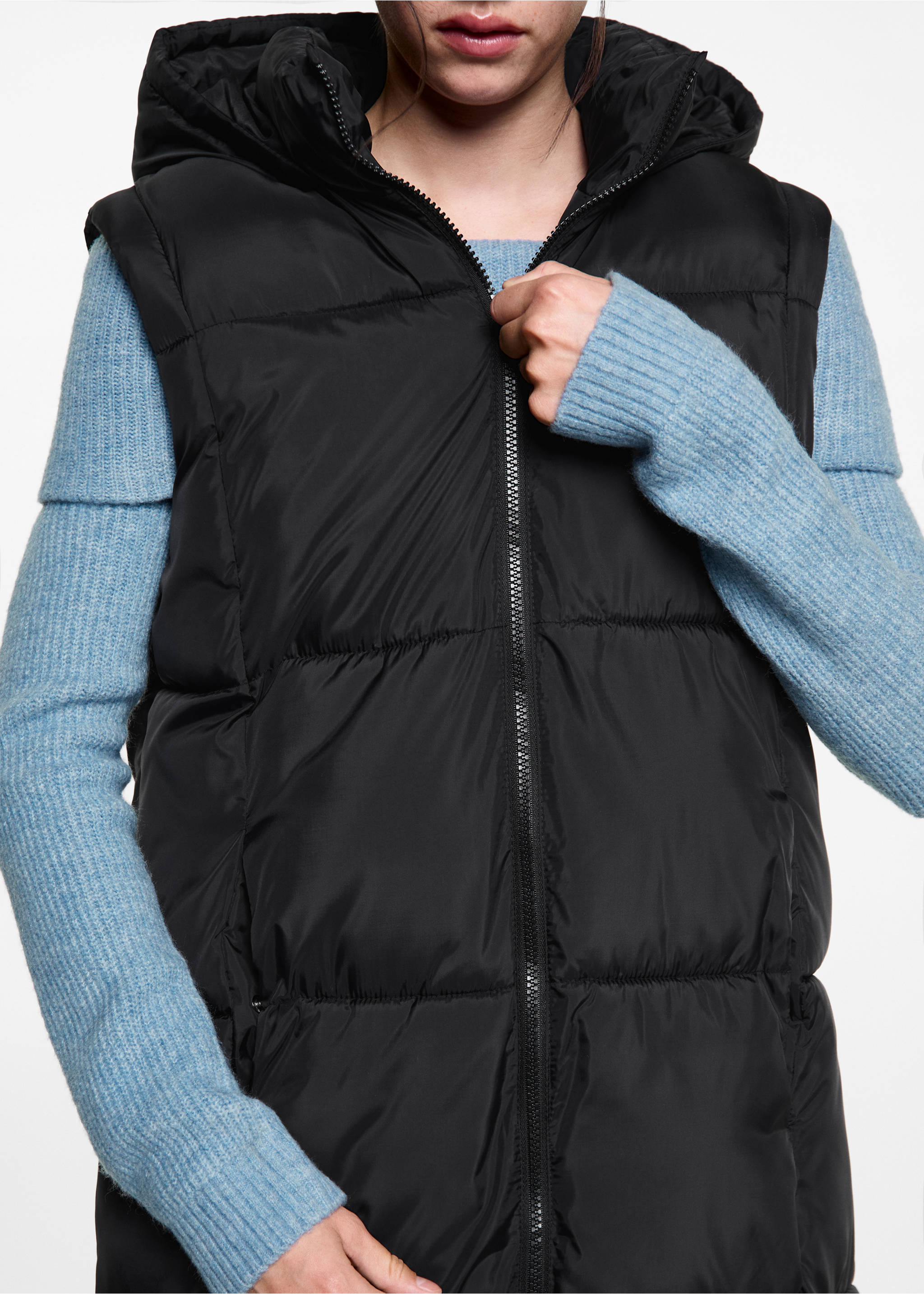 Gilet matelassé à capuche - Détail de l'article 3, Noir. Ref: 77055637-00.