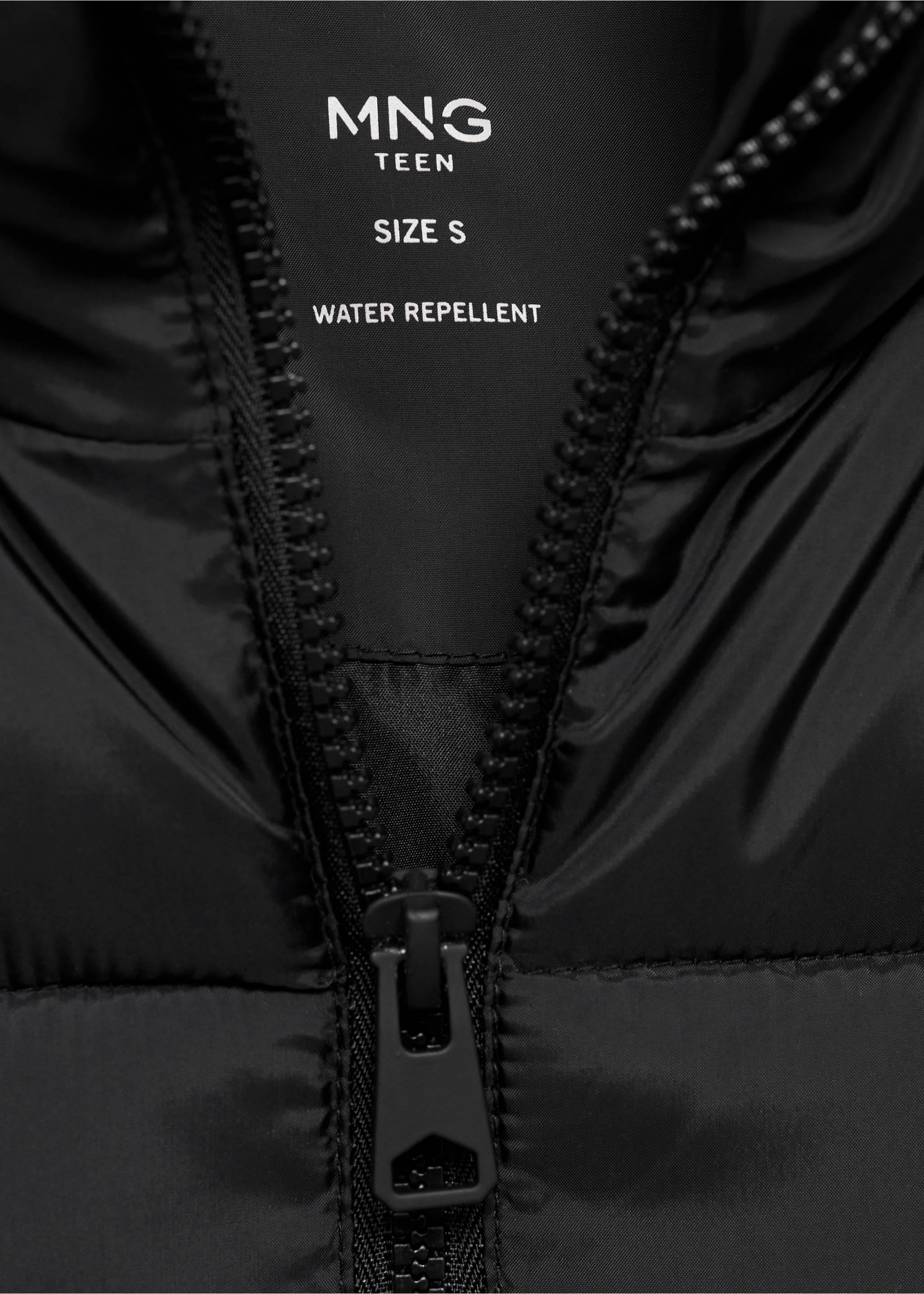 Gilet matelassé à capuche - Détail de l'article 8, Noir. Ref: 77055637-00.
