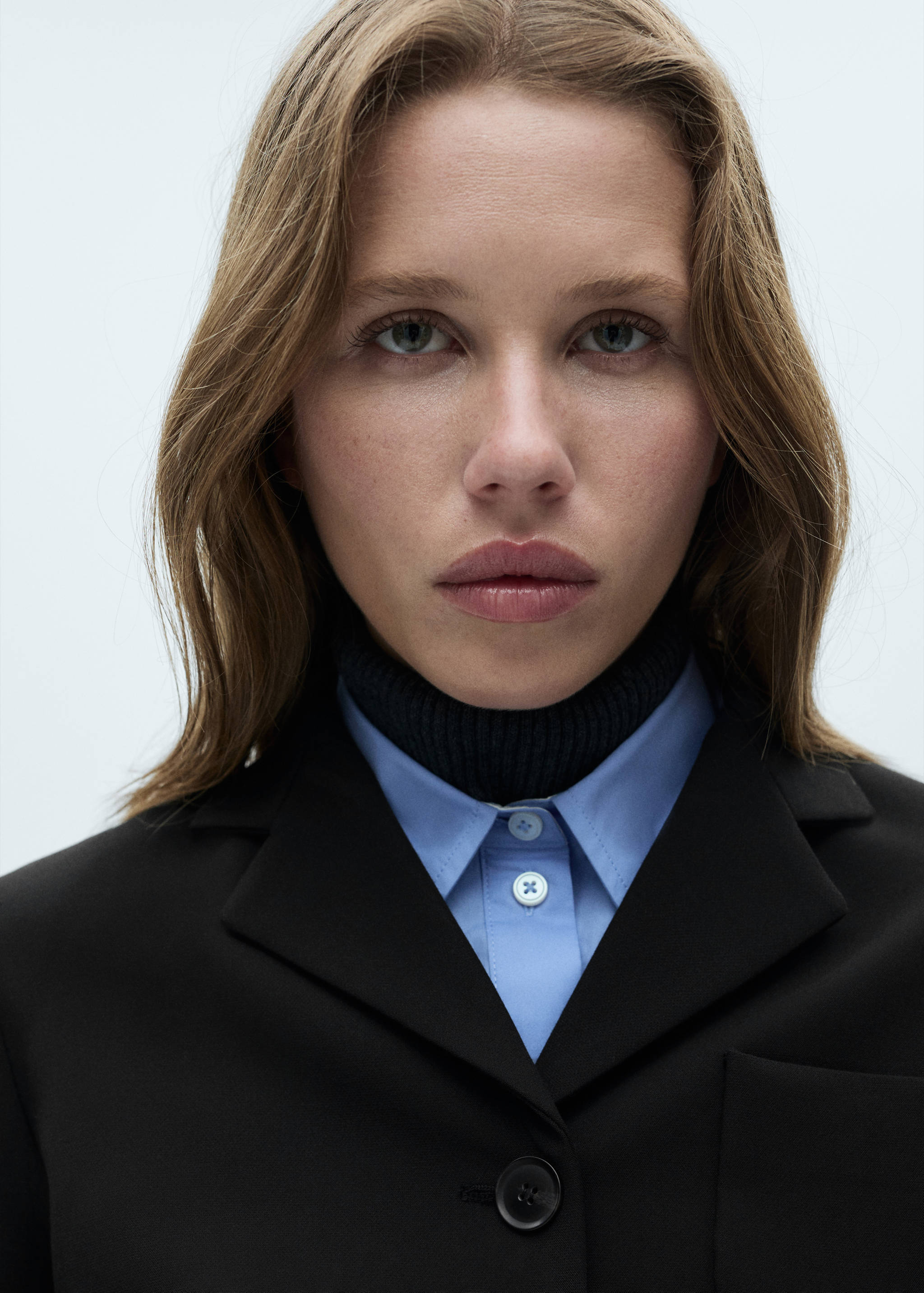 Cropped jacket with buttons - Details of the article 1