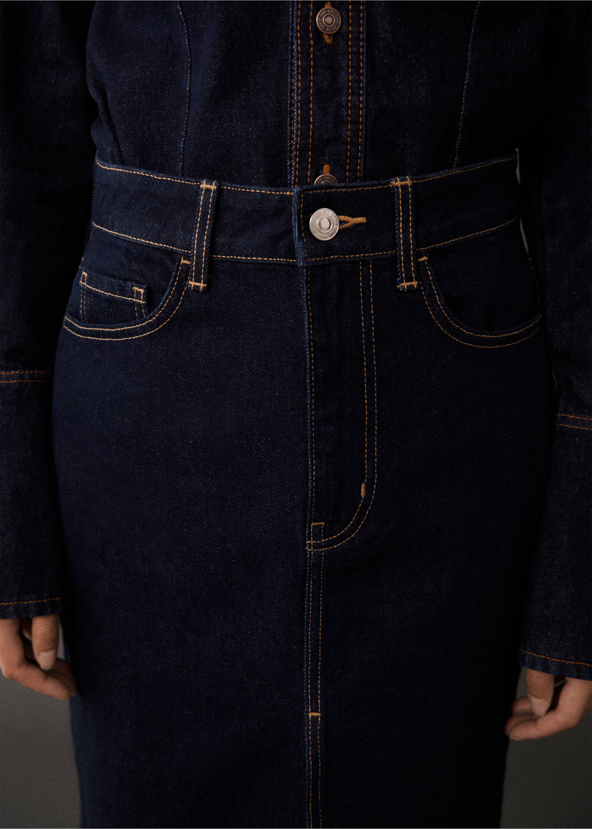 Rinse-wash denim midi-skirt - Details of the article 6, Open Blue. Ref: 77055657-00.