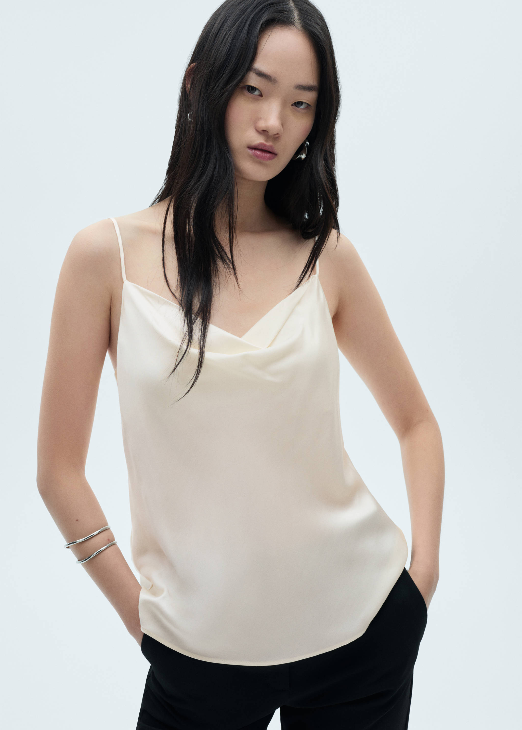 Top seda satinado - Plano medio