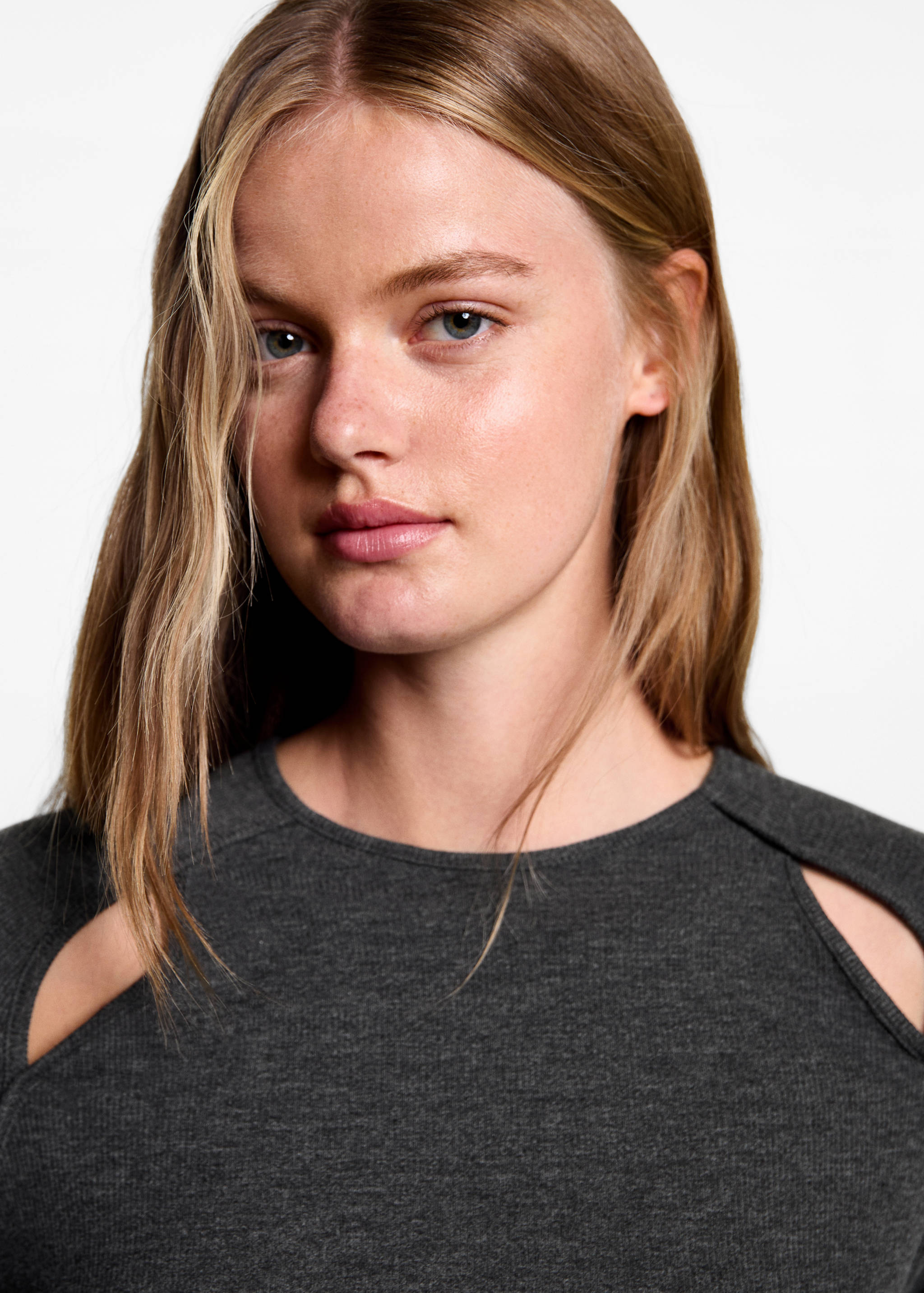 Long-sleeve t-shirt with cut-out - Details of the article 1