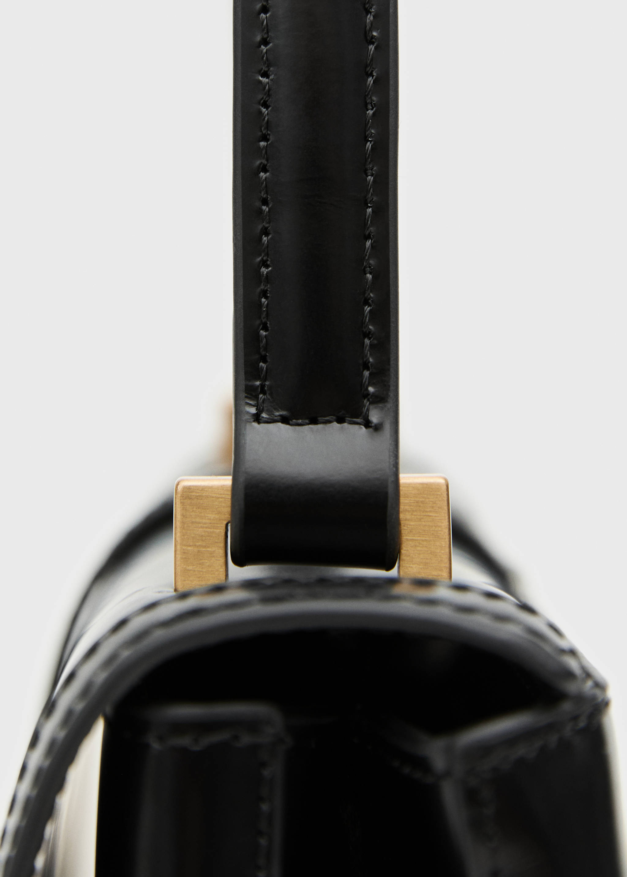 100% leather bag with flap - Details of the article 3