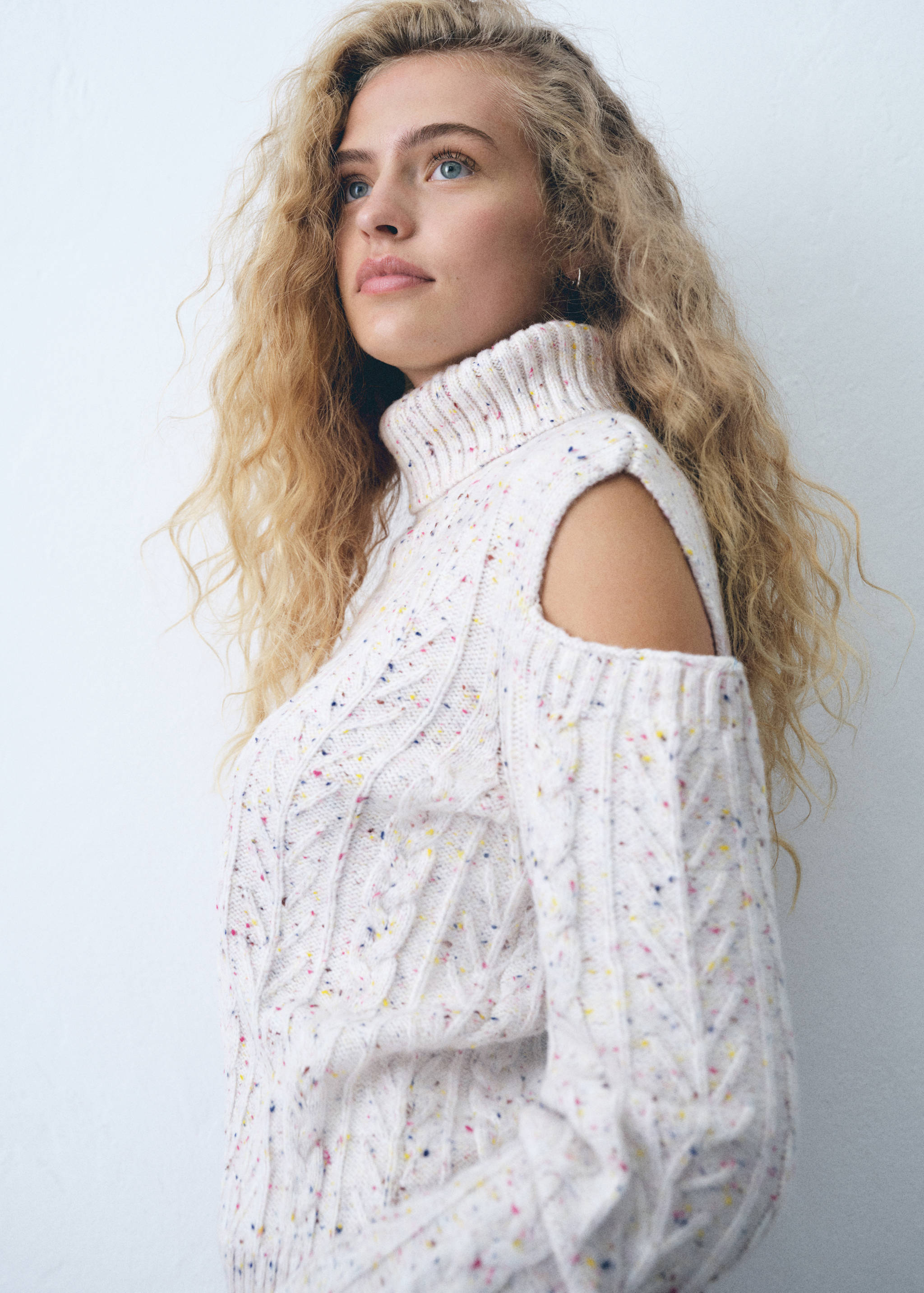 Knitted sweater with openings - Details of the article 5