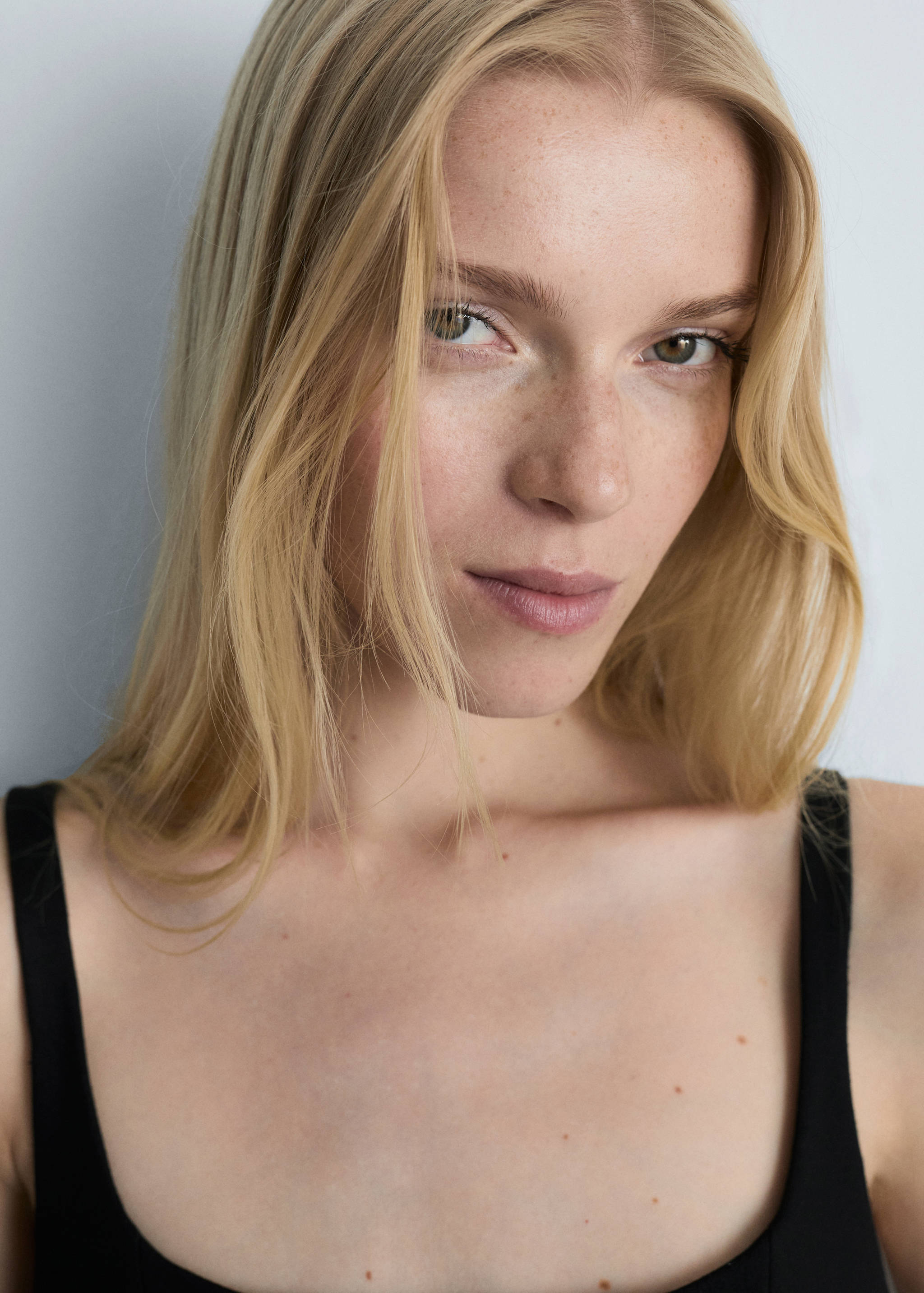 Short dress with square neckline - Details of the article 1