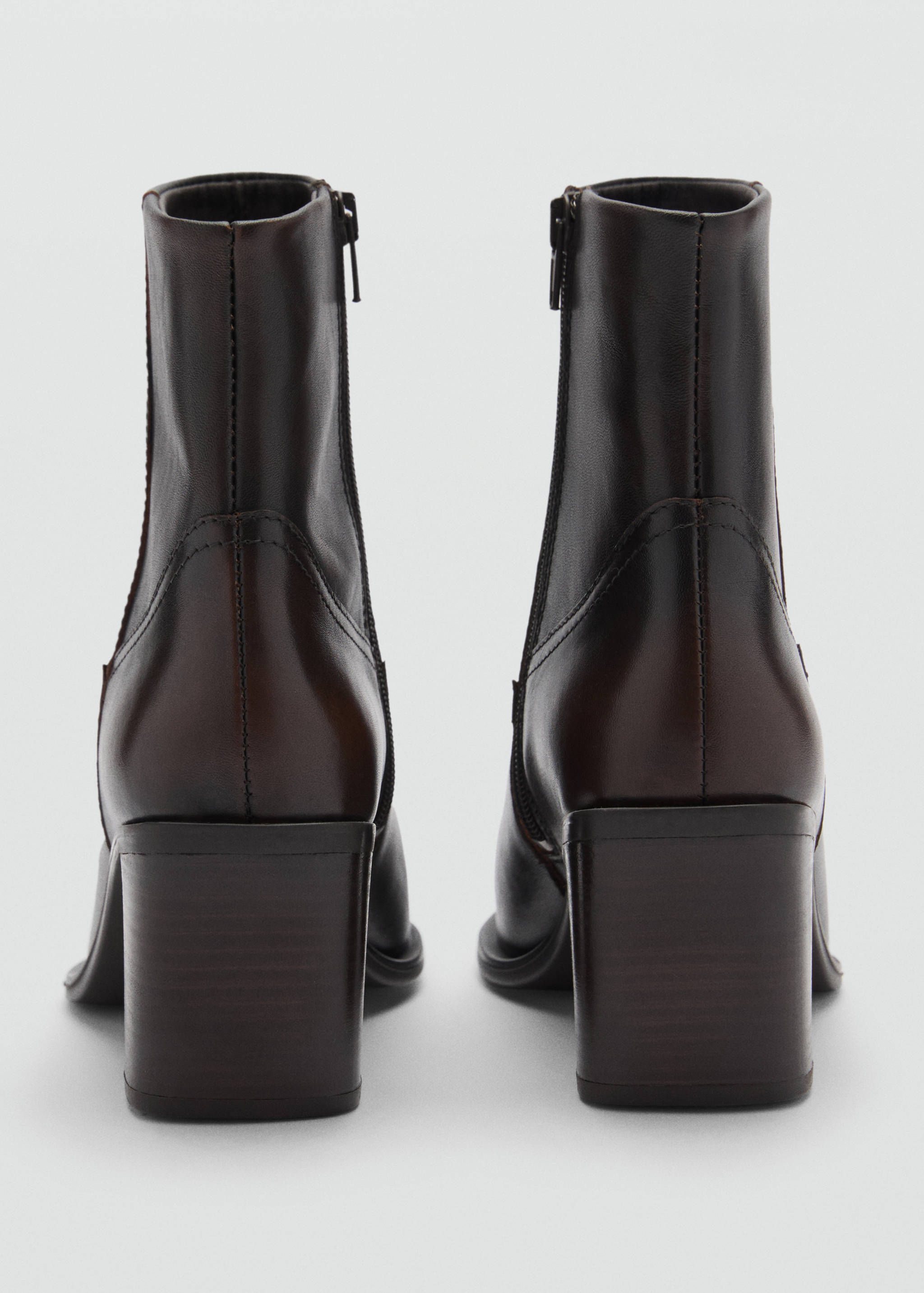 Leather ankle boots with block heel - Details of the article 3