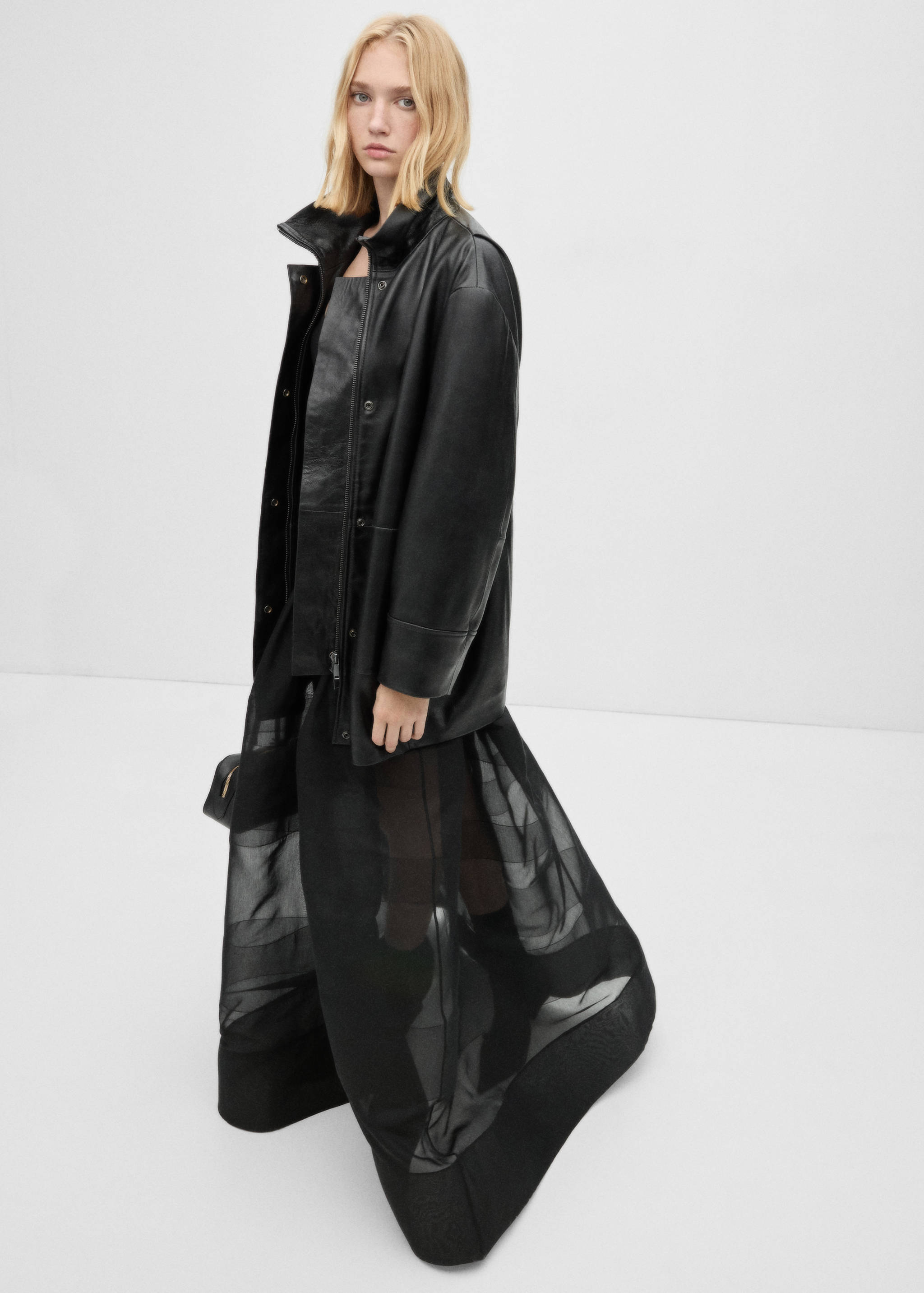 Korsettkjole med halvgjennomsiktig skjørt - Total bildeutsnitt