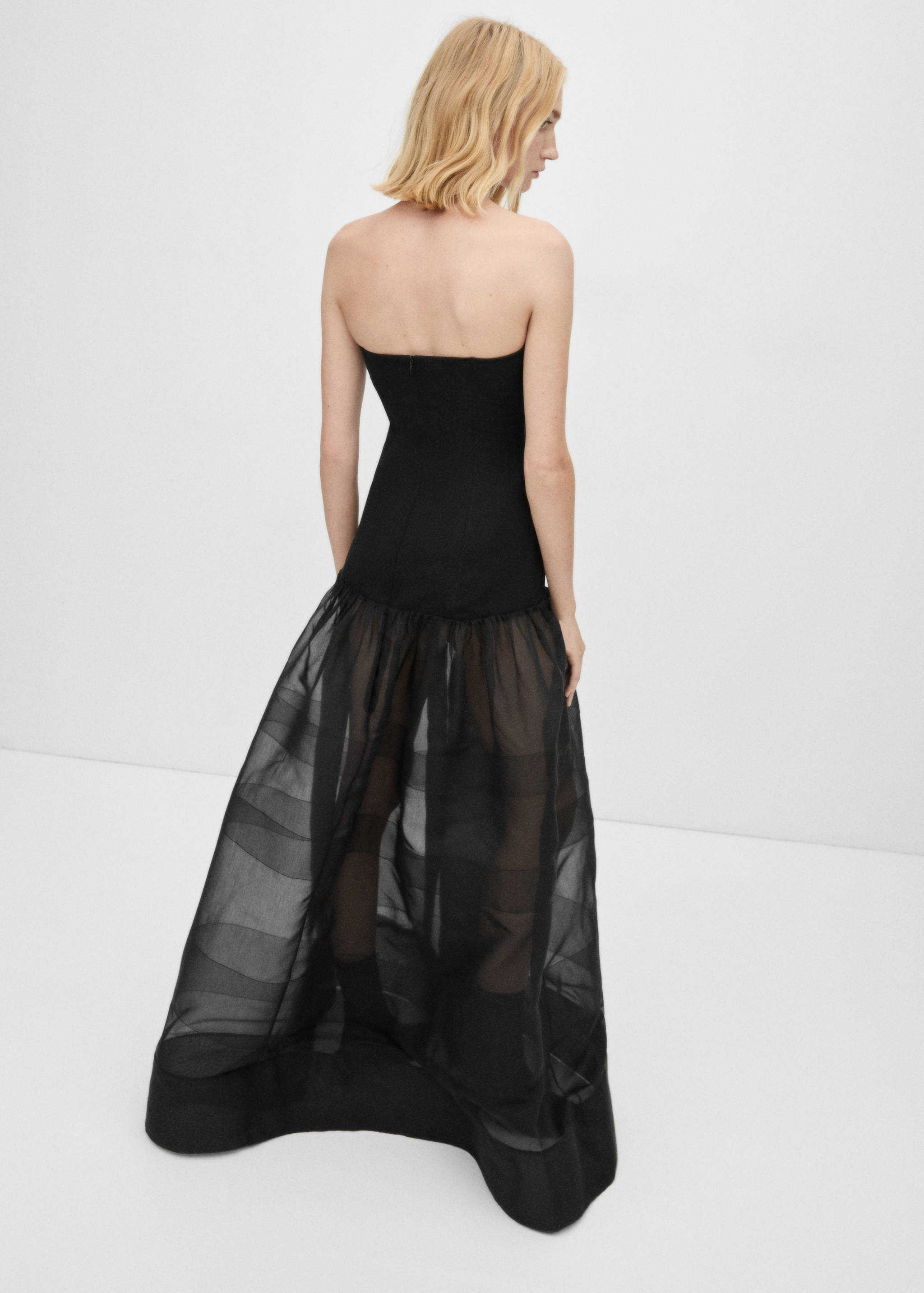 Korsettkjole med halvgjennomsiktig skjørt - Baksiden av artikkelen