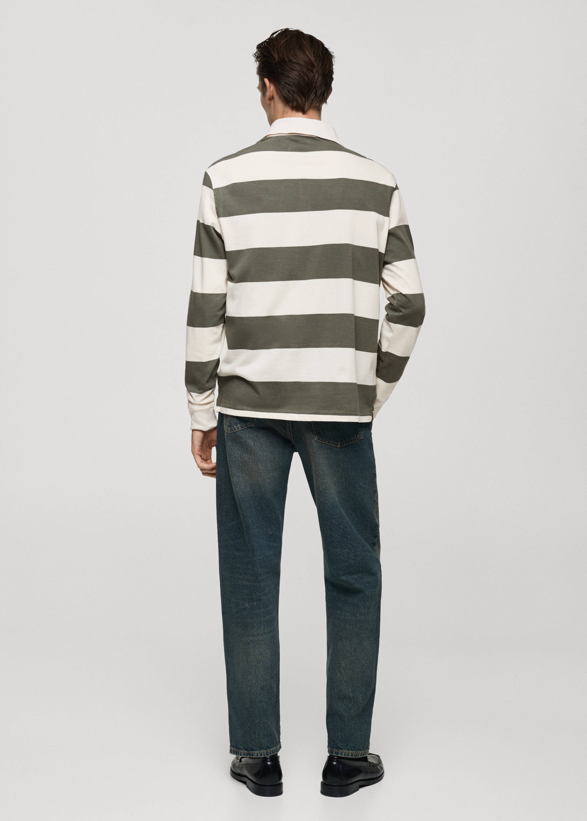 قميص بولو مخطط بقصّة منتظمة مصنوع من القطن بنسبة 100% - الجهة الخلفية للمنتج