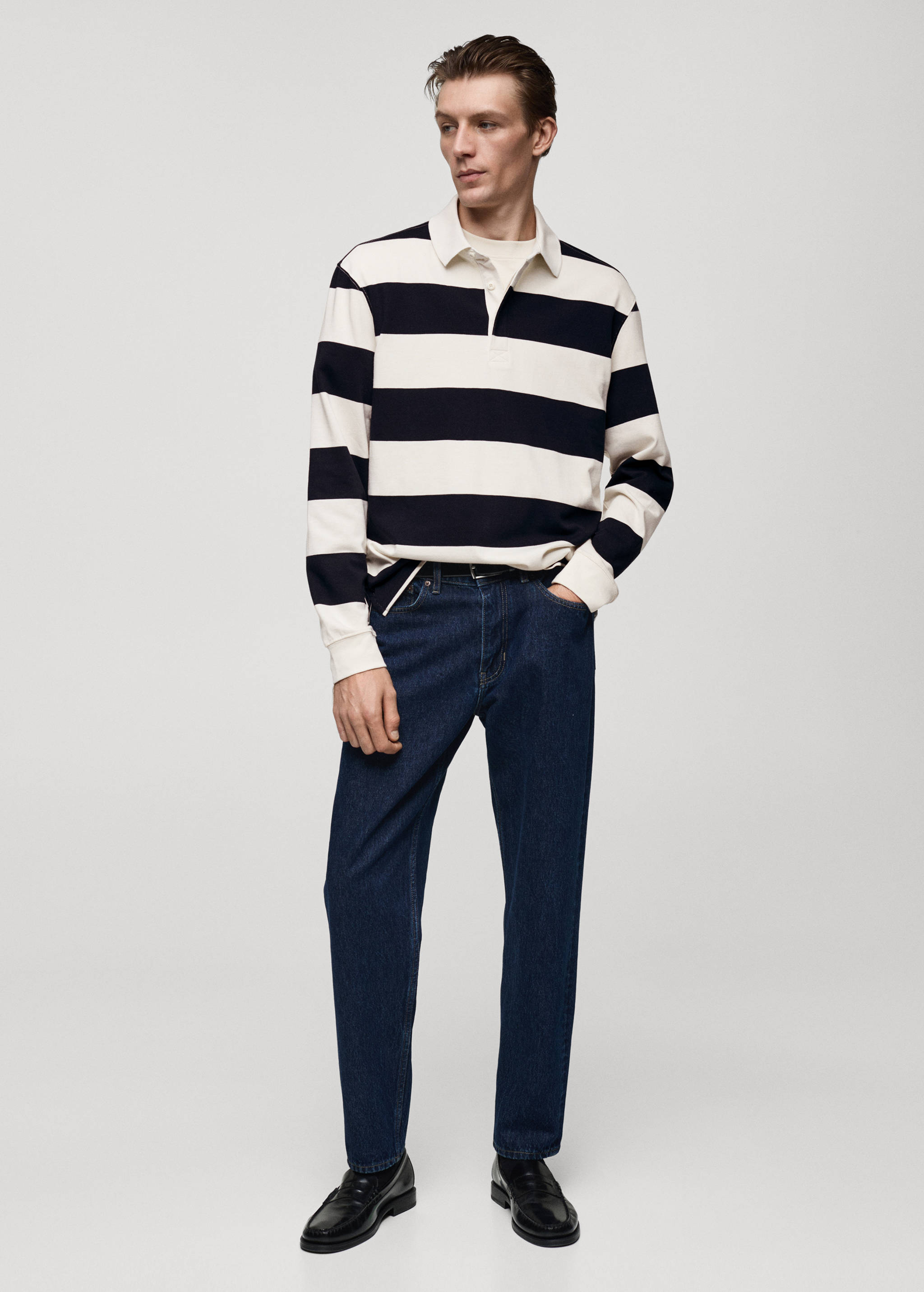 قميص بولو مخطط بقصّة منتظمة مصنوع من القطن بنسبة 100% - رؤية عامة