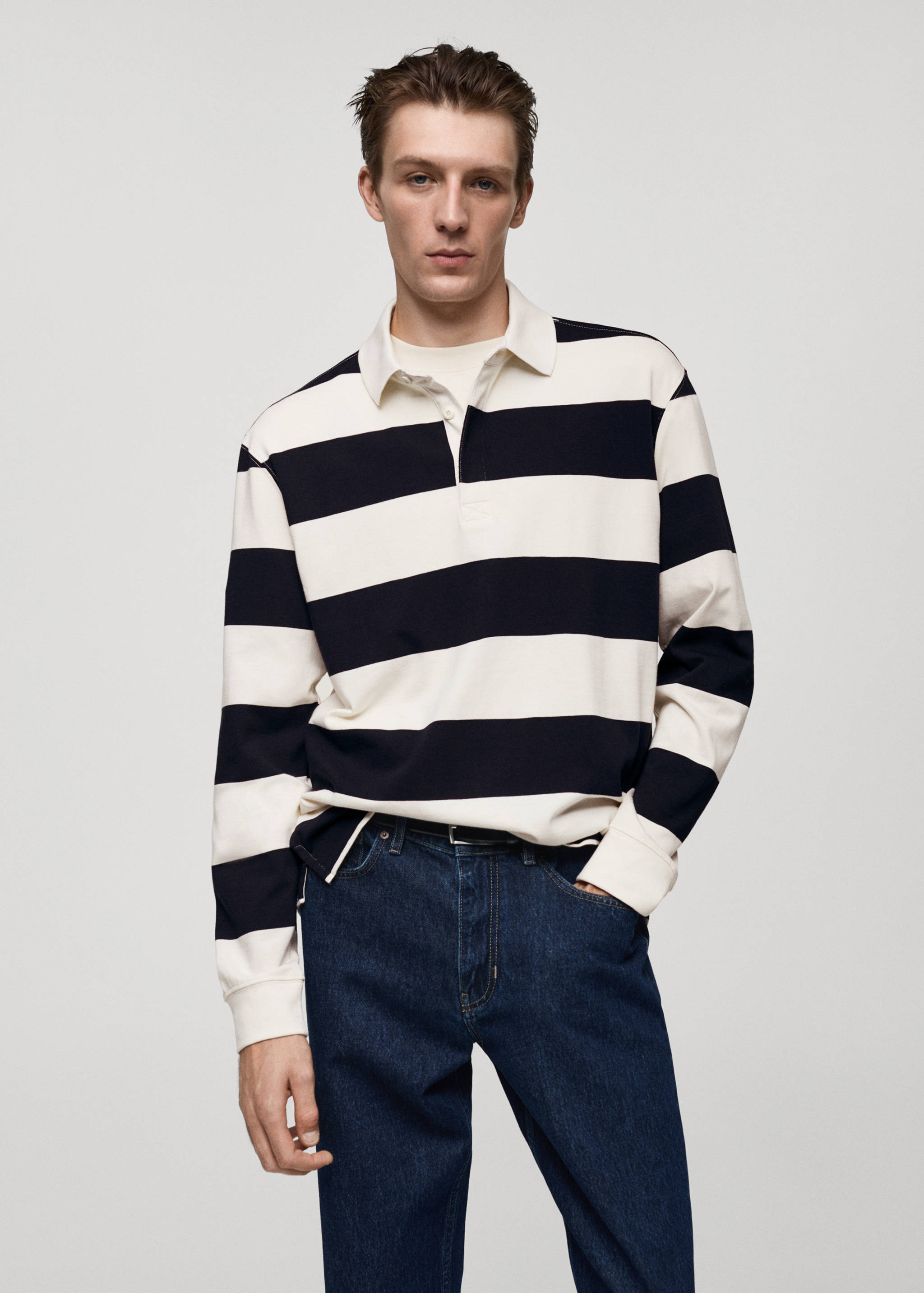 قميص بولو مخطط بقصّة منتظمة مصنوع من القطن بنسبة 100% - رؤية وسط