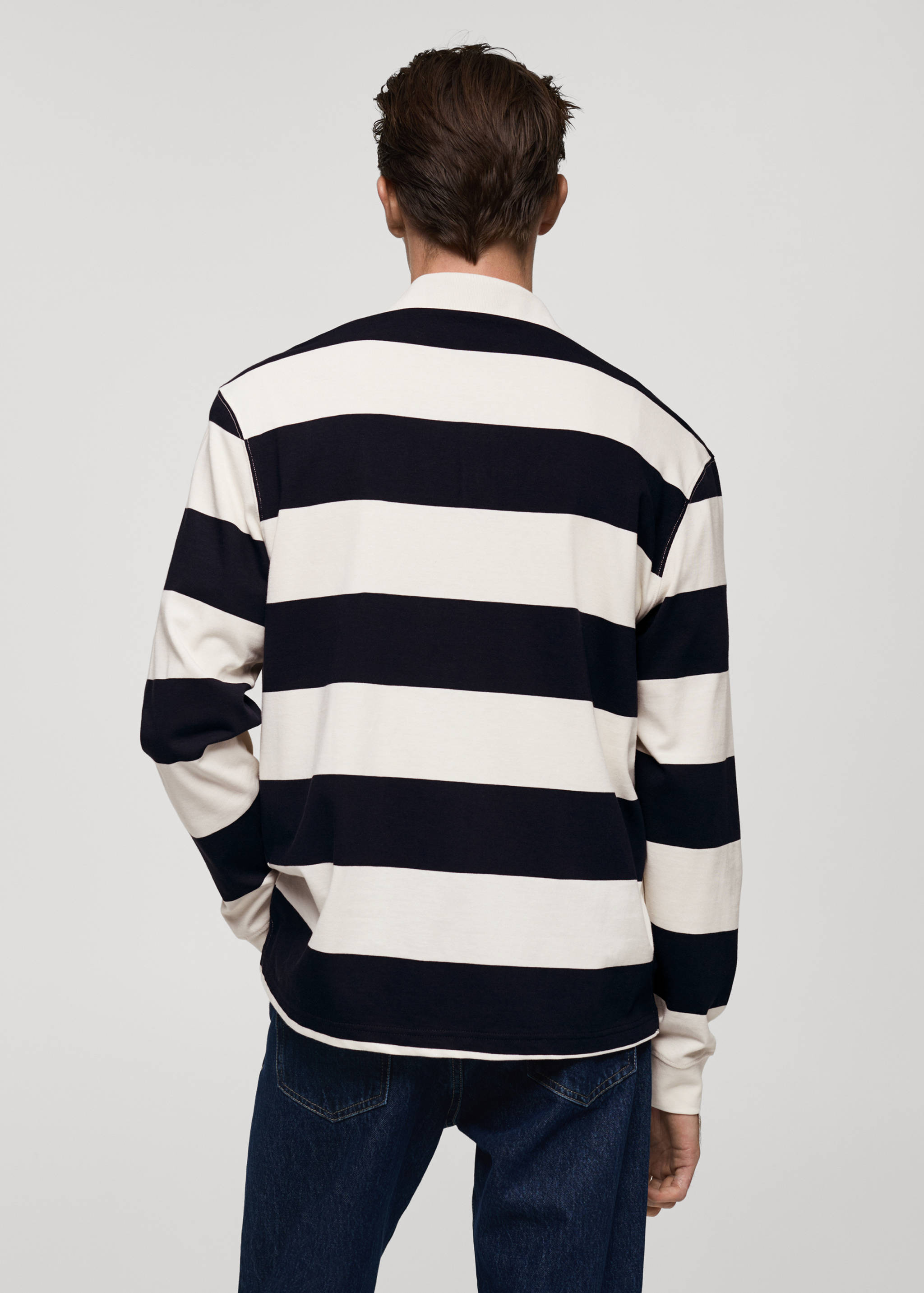 قميص بولو مخطط بقصّة منتظمة مصنوع من القطن بنسبة 100% - الجهة الخلفية للمنتج