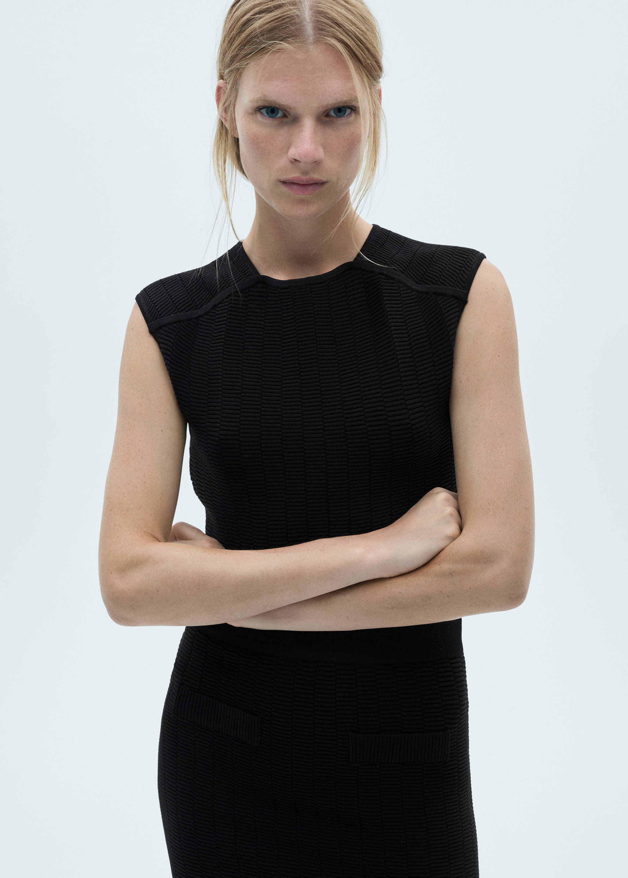 بلوزة محبوكة بدون أكمام - رؤية وسط