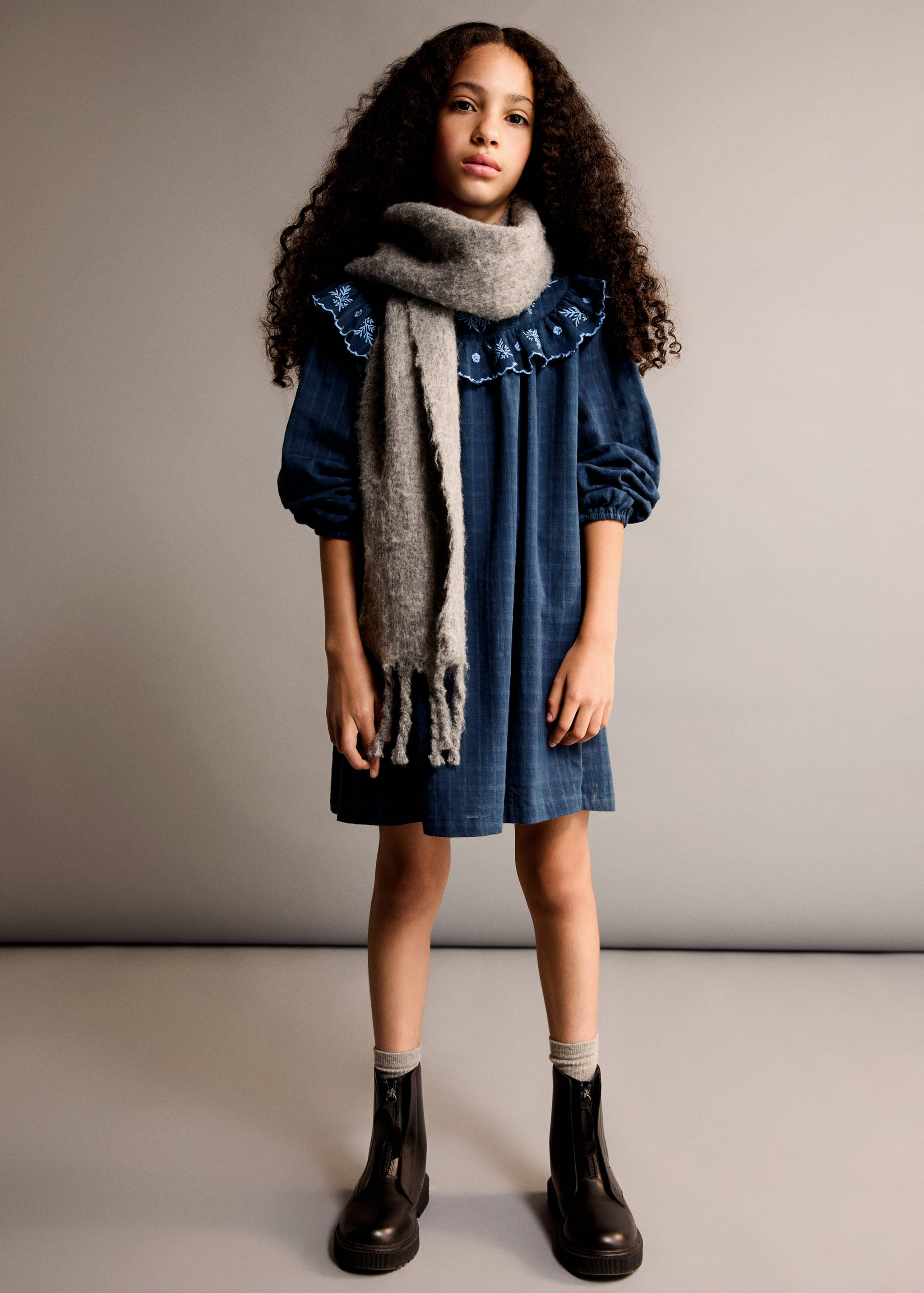 فستان بمربعات بتفاصيل مطرزة - رؤية عامة