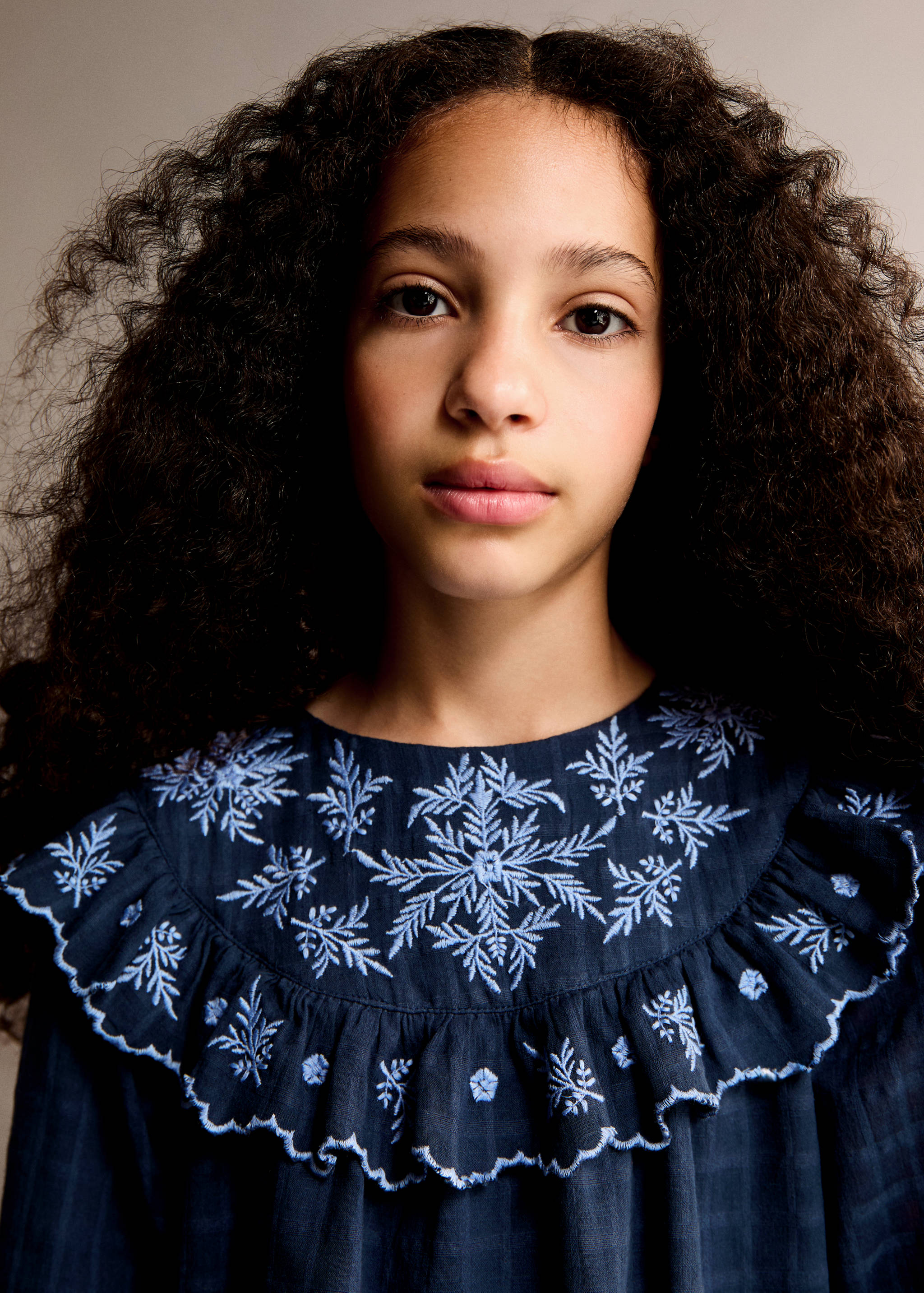 فستان بمربعات بتفاصيل مطرزة - رؤية وسط