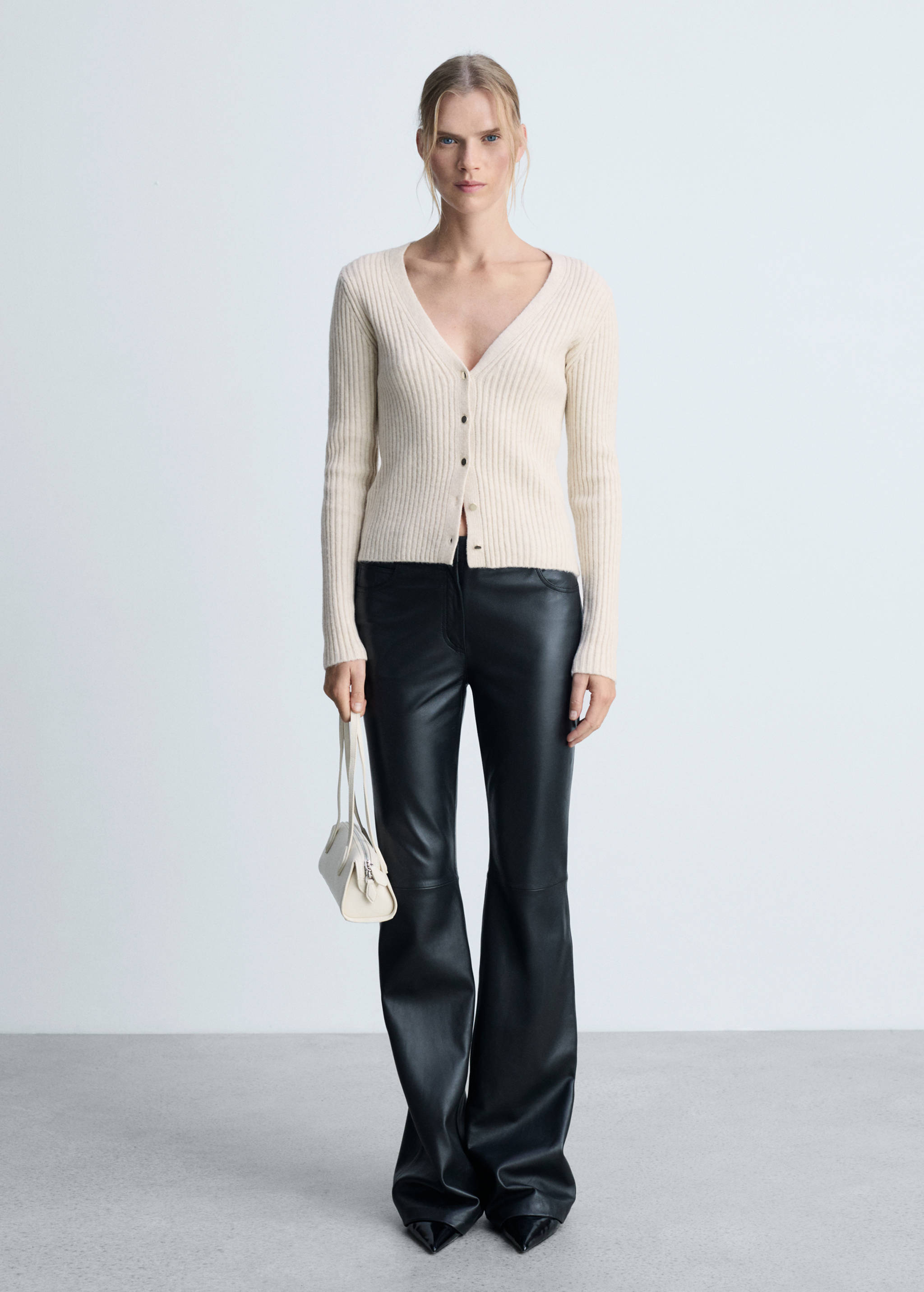 سترة صوفية محبوكة بأزرار معدنية - رؤية عامة