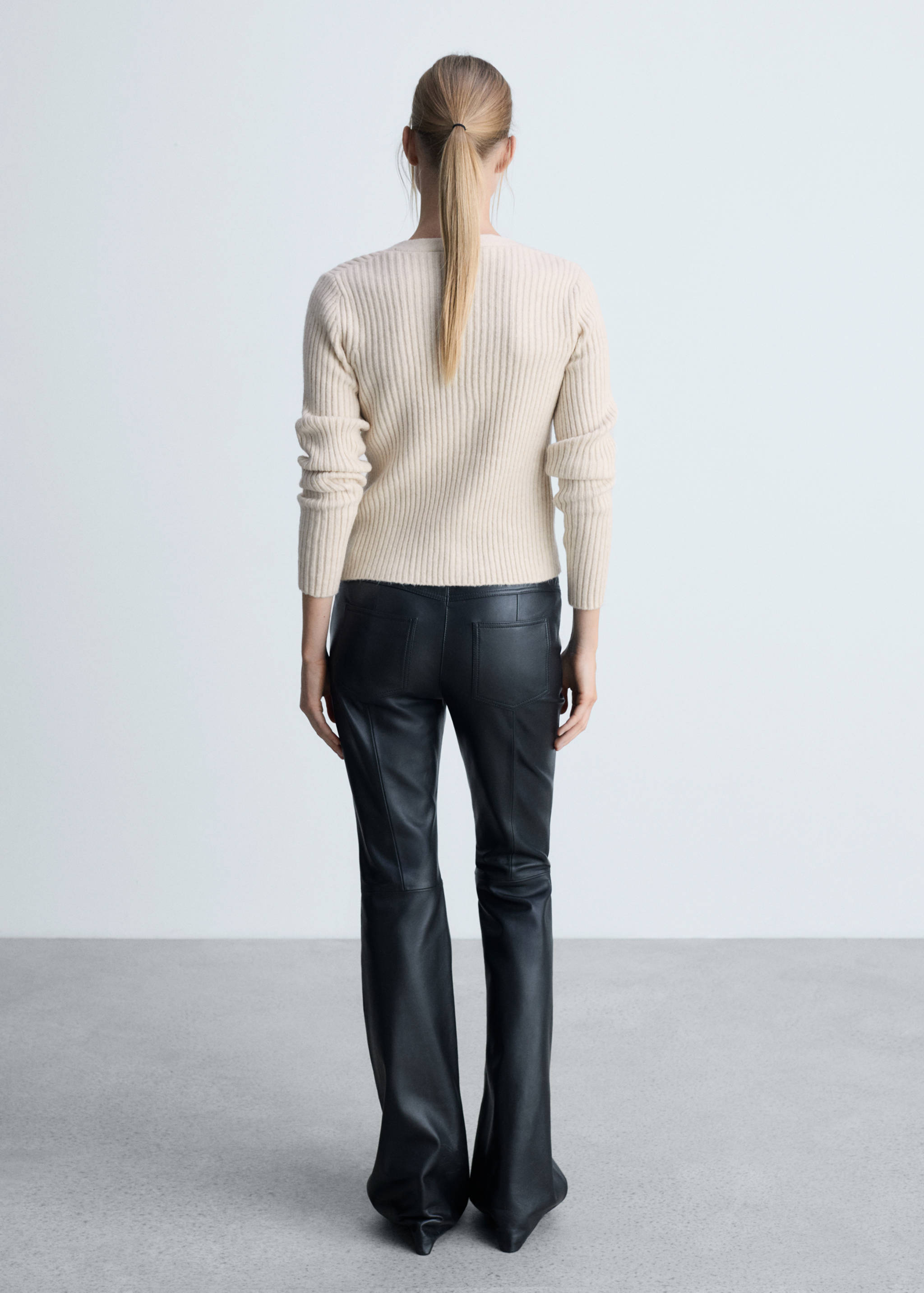 سترة صوفية محبوكة بأزرار معدنية - الجهة الخلفية للمنتج